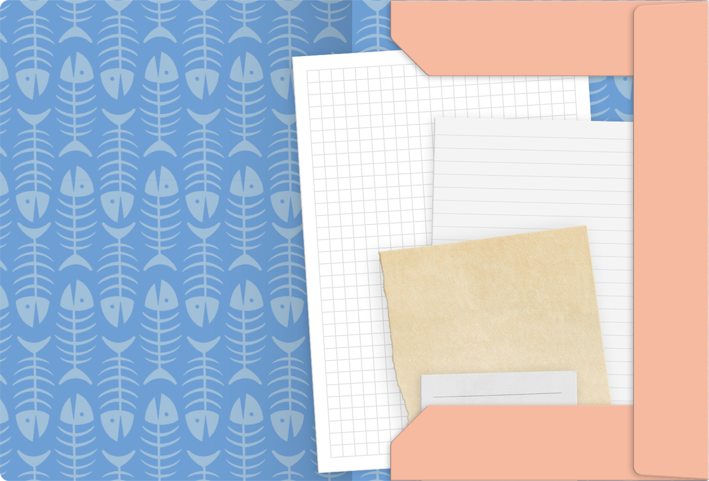 Gezeigt wird eine Innen- oder Zusatzansicht von „myNOTES Papeterie: Sammelmappe Katzen regieren die Welt“. Die Innenansicht präsentiert einen hellblauen Hintergrund mit einem Muster aus Fischgräten und stilisierten Fischen. Darauf liegen mehrere Blätter: ein kariertes Blatt, ein liniertes Blatt und ein beige gefärbtes Blatt. Die Sammelmappe ist in einem sanften Korallton gehalten und hat einen Teil, der über die anderen Blätter ragt, was die Organisation der Inhalte unterstützt.