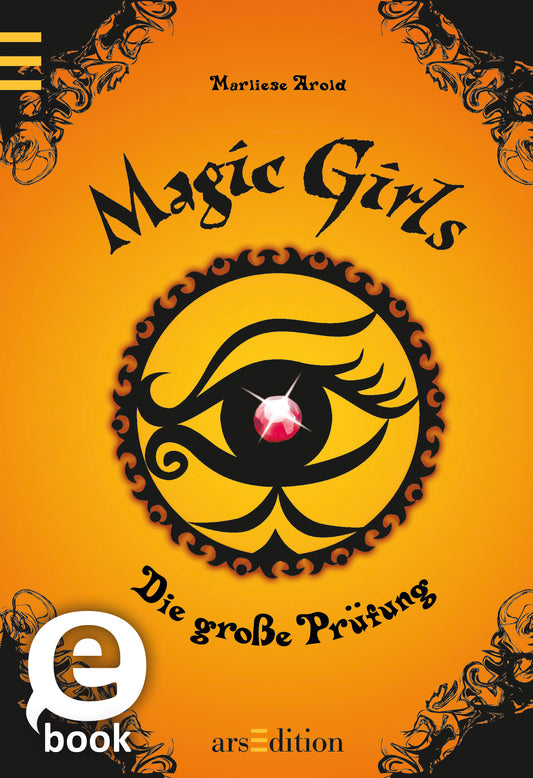 Das Buchcover zeigt einen leuchtend orangefarbenen Hintergrund. In der Mitte ist ein großes, mystisches Auge mit geschwungenen Linien und einem funkelnden, roten Edelstein in der Iris dargestellt. Der Titel „Magic Girls“ ist in verspielter, schwarzer Schrift oben platziert, während der Untertitel „Die große Prüfung“ in einer schlichteren Schriftart darunter steht. Oben links befindet sich der Hinweis „eBook“. Ganz unten mittig steht der Logoschriftzug von arsEdition.