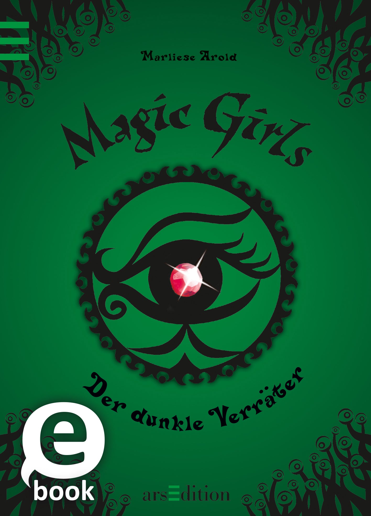 Das Cover des Buches „Magic Girls – Der dunkle Verräter“ von Mariliese Arold zeigt einen kräftigen grünen Hintergrund. Im Zentrum befindet sich ein stilisiertes, großes Auge mit geschwungenen Linien und einem funkelnden, roten Edelstein in der Mitte. Über dem Auge prangt der Titel in verschnörkelter, schwarzer Schrift. Die Atmosphäre ist mystisch und geheimnisvoll, ergänzt durch florale Verzierungen am Rand. Ganz unten mittig steht der Logoschriftzug von arsEdition.