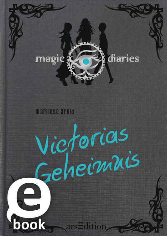 Auf dem Cover sind drei stilisierte Silhouetten von Personen vor einem dunklen Hintergrund zu sehen. Der Titel „Victorias Geheimnis“ ist in leuchtendem Türkis zentral platziert. Darüber steht in kleinerer Schrift „magic diaries“. Ein grafisches Element in Form eines geheimnisvollen Symbols mit einem Auge ist ebenfalls in der Mitte zu finden. Ein „eBook“-Symbol befindet sich in der unteren linken Ecke. Ganz unten mittig steht der Logoschriftzug von arsEdition.