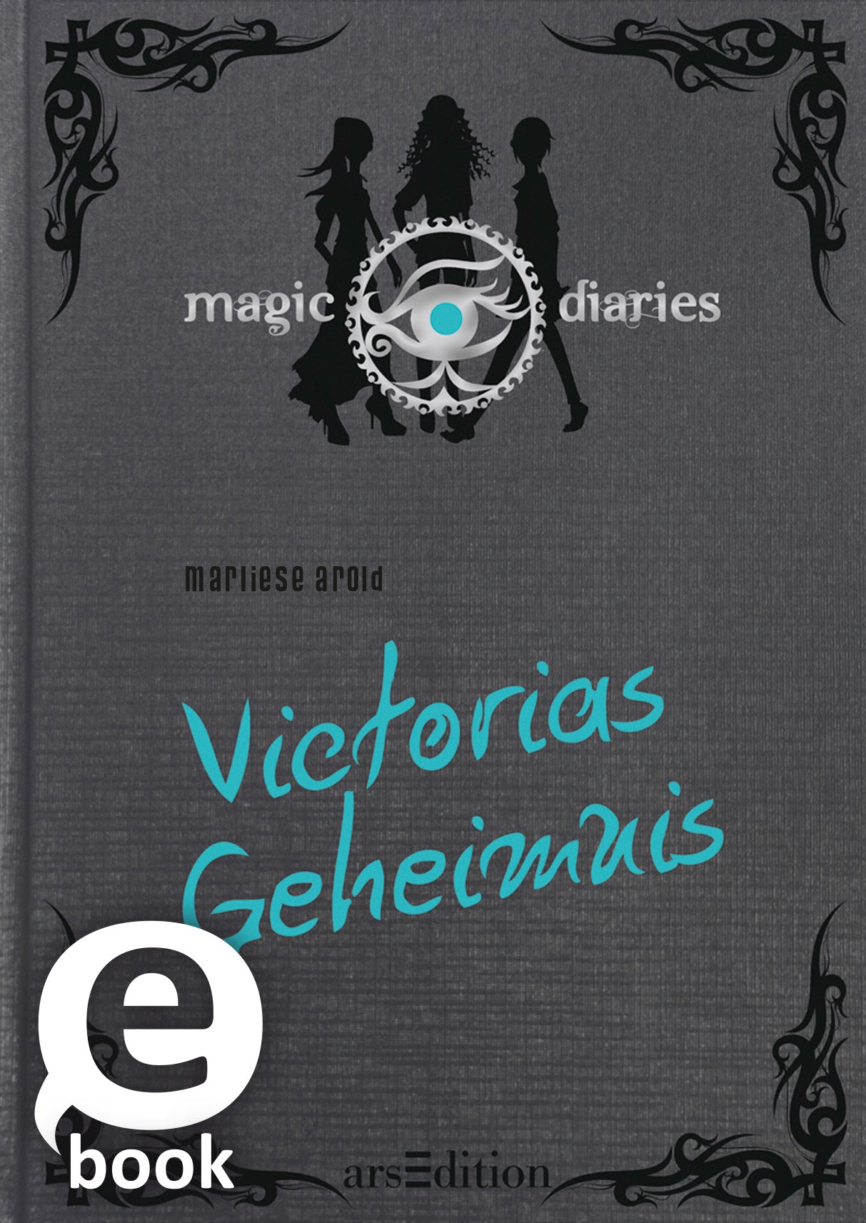 Auf dem Cover sind drei stilisierte Silhouetten von Personen vor einem dunklen Hintergrund zu sehen. Der Titel „Victorias Geheimnis“ ist in leuchtendem Türkis zentral platziert. Darüber steht in kleinerer Schrift „magic diaries“. Ein grafisches Element in Form eines geheimnisvollen Symbols mit einem Auge ist ebenfalls in der Mitte zu finden. Ein „eBook“-Symbol befindet sich in der unteren linken Ecke. Ganz unten mittig steht der Logoschriftzug von arsEdition.