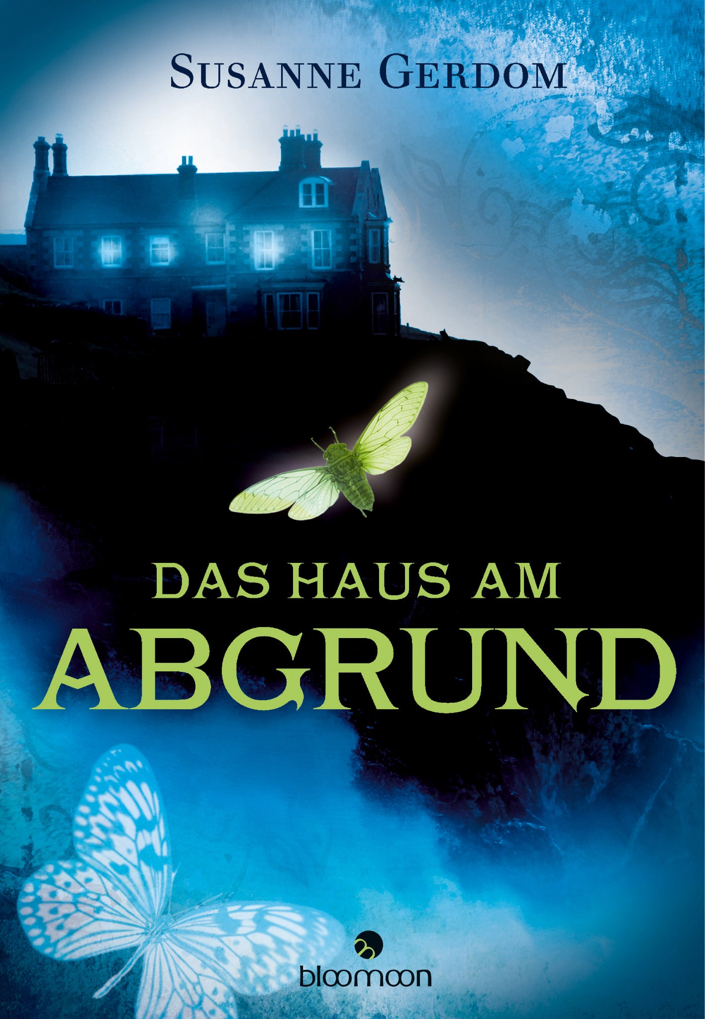 Auf dem Cover von „Das Haus am Abgrund“ von Susanne Gerdom sieht man ein finsteres, viktorianisches Haus, das in der Dämmerung erleuchtet wird. Der Hintergrund zeigt intensives Blau, das mit mysteriösen, schwach erkennbaren Musterungen versehen ist. Im Vordergrund fliegt ein leuchtend grüner Schmetterling, umgeben von zarten, weißen Schmetterlingen. Der Titel ist in großen, hellgrünen Buchstaben geschrieben. Ganz unten mittig steht der Logoschriftzug von arsEdition.