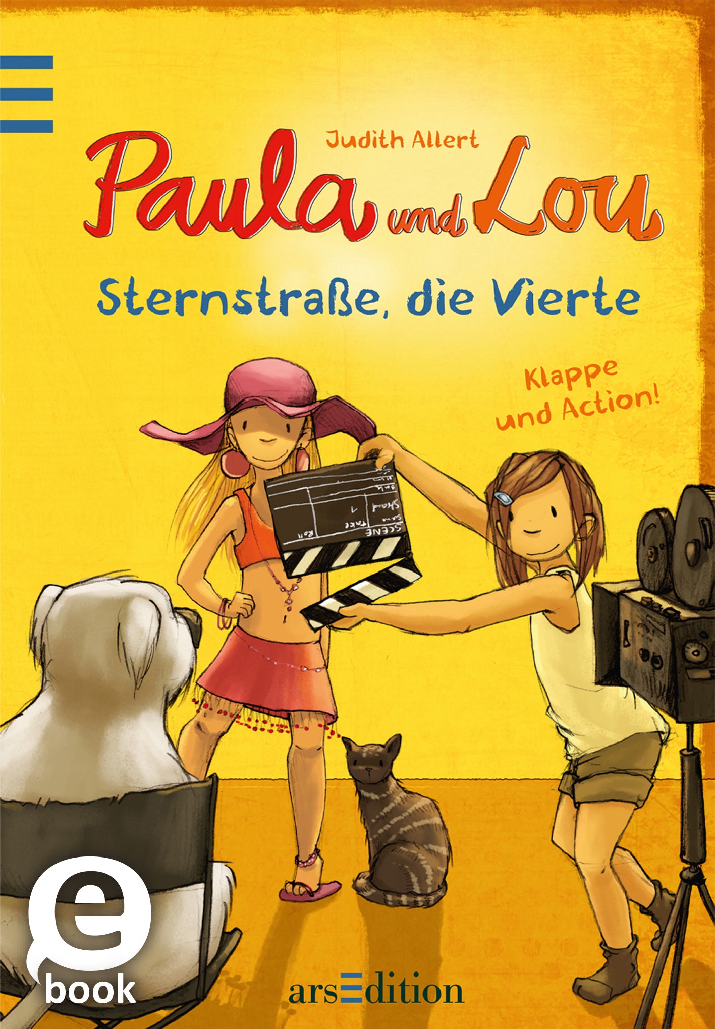 Das Buchcover zeigt zwei Mädchen, Paula und Lou, die einen Film drehen. Lou trägt ein pinkes Oberteil und einen Hut, während Paula ein gelbes T-Shirt und eine kurze Hose anhat. Ein Hund und eine Katze sitzen im Hintergrund. Der Titel „Paula und Lou“ steht oben in großen, bunten Buchstaben, gefolgt vom Untertitel „Sternstraße, die Vierte“ in kleinerer Schrift. Der Satz „Klappe und Action!“ ist daneben platziert. Oben steht der Name der Autorin Judith Allert. Ganz unten mittig...