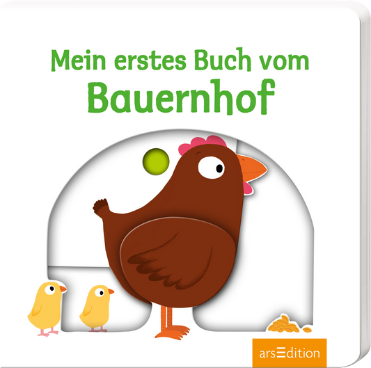 Das Buchcover zeigt eine fröhliche, braune Henne mit einem orangefarbenen Schnabel und einem pinken Kamm, die im Mittelpunkt steht. Links neben ihr stehen zwei gelbe Küken. Der Hintergrund ist hell und schlicht, während der Titel „Mein erstes Buch vom Bauernhof“ in frischem Grün oben dargestellt ist. Der Schriftzug ist groß und kindgerecht. Ganz unten mittig steht der Logoschriftzug von arsEdition.