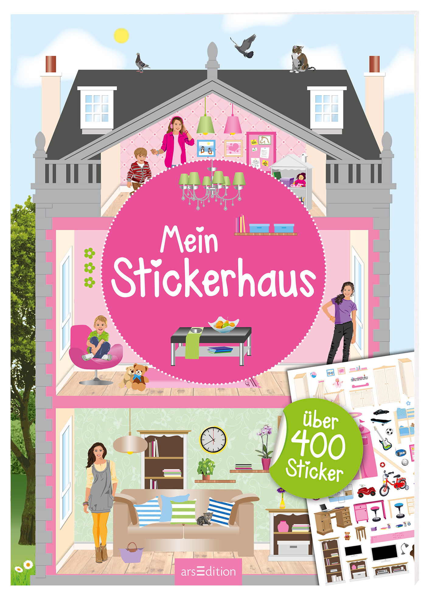 Auf dem Cover ist ein buntes, spielerisches Haus mit mehreren Räumen abgebildet, das eine einladende Atmosphäre ausstrahlt. Im Vordergrund steht ein großer pinker Kreis mit dem Titel „Mein Stickerhaus“ in weißen Buchstaben. Über 400 Sticker werden auf einem weißen Blatt in der unteren rechten Ecke angedeutet. Die Illustrationen zeigen fröhliche Kinder und eine Frau in einem freundlichen Wohnambiente. Ganz unten mittig steht der Logoschriftzug von arsEdition.