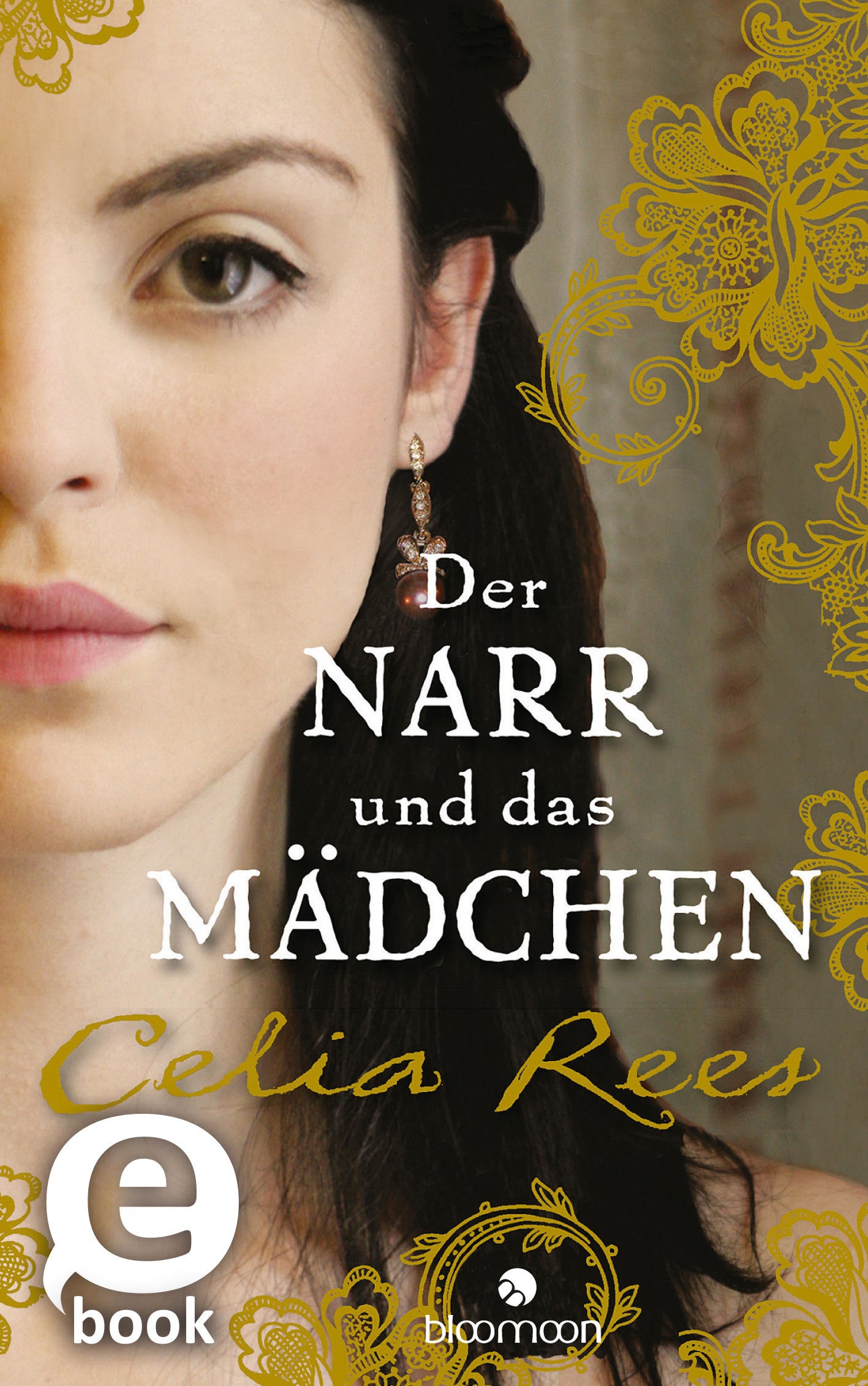 Das Buchcover zeigt das Gesicht einer jungen Frau mit einem sanften, ausdrucksvollen Blick. Ihr Haar ist dunkel und leicht gewellt, während sie goldene Ohrringe trägt. Im Hintergrund sind zarte, florale Muster in gedeckten Farben zu sehen. Der Titel „Der NARR und das MÄDCHEN“ erscheint in auffälliger, weißer Typografie, wobei das Wort „NARR“ hervorgehoben ist. Darunter steht der Name der Autorin, Celia Rees, in kleinerer Schrift. Links unten ist ein eBook-Symbol abgebildet. Ganz...