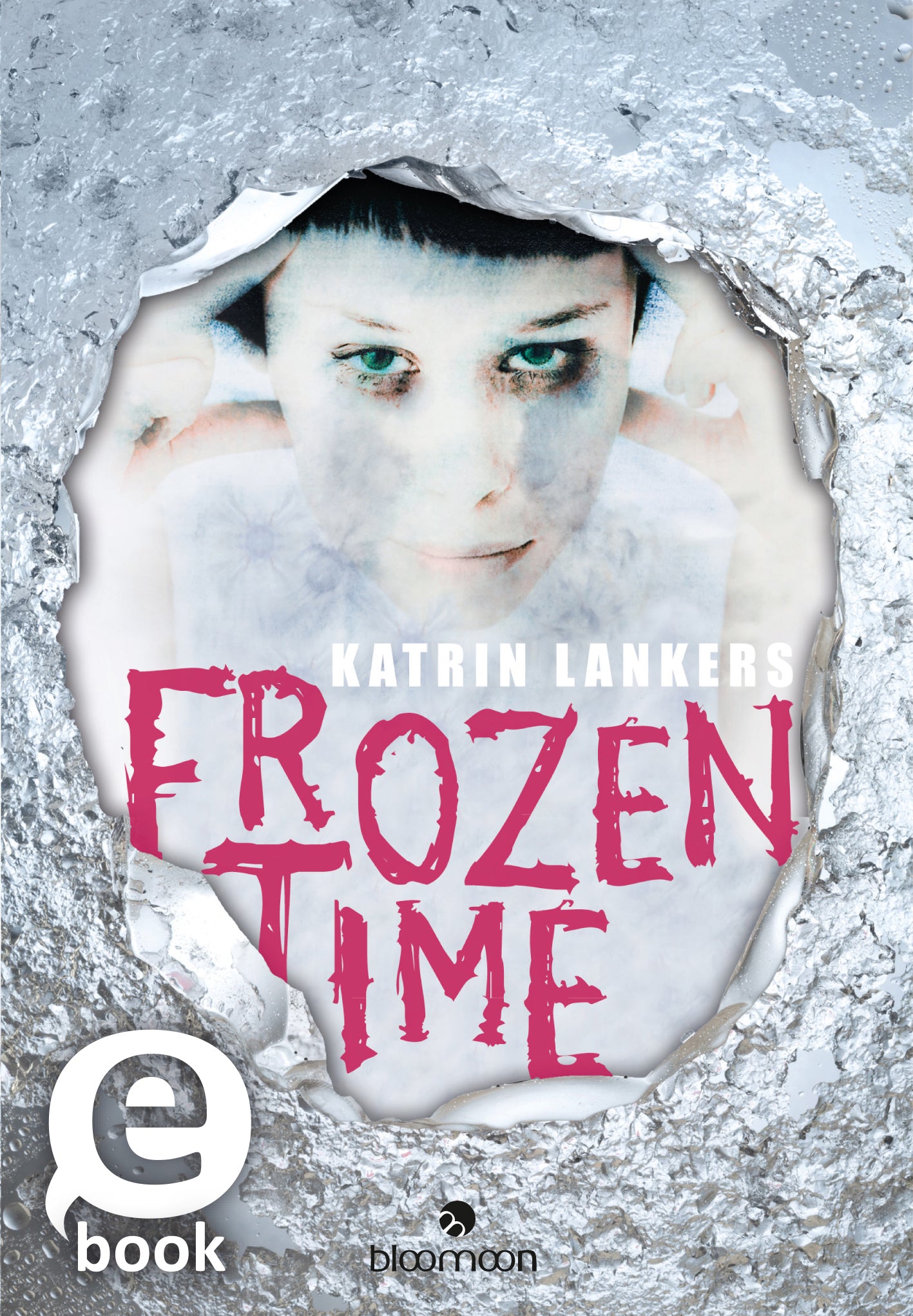 Auf dem Cover „Frozen Time“ von Katrin Lankers ist ein eindringliches, blasses Gesicht eines Mädchens zu sehen, das durch eine frostige, durchbrochene Schicht erscheint. Die Augen sind stark betont und strahlen eine unheimliche Präsenz aus. Der Titel „FROZEN TIME“ steht in großen, pinken Buchstaben, die sich stark vom kühlen, silbernen Hintergrund abheben. Der Schriftzug vermittelt eine düstere Atmosphäre, die den Inhalt des Buches andeutet. Ganz unten mittig steht der...