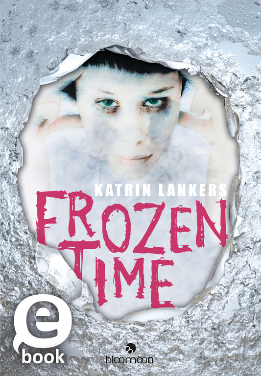 Auf dem Cover „Frozen Time“ von Katrin Lankers ist ein eindringliches, blasses Gesicht eines Mädchens zu sehen, das durch eine frostige, durchbrochene Schicht erscheint. Die Augen sind stark betont und strahlen eine unheimliche Präsenz aus. Der Titel „FROZEN TIME“ steht in großen, pinken Buchstaben, die sich stark vom kühlen, silbernen Hintergrund abheben. Der Schriftzug vermittelt eine düstere Atmosphäre, die den Inhalt des Buches andeutet. Ganz unten mittig steht der...