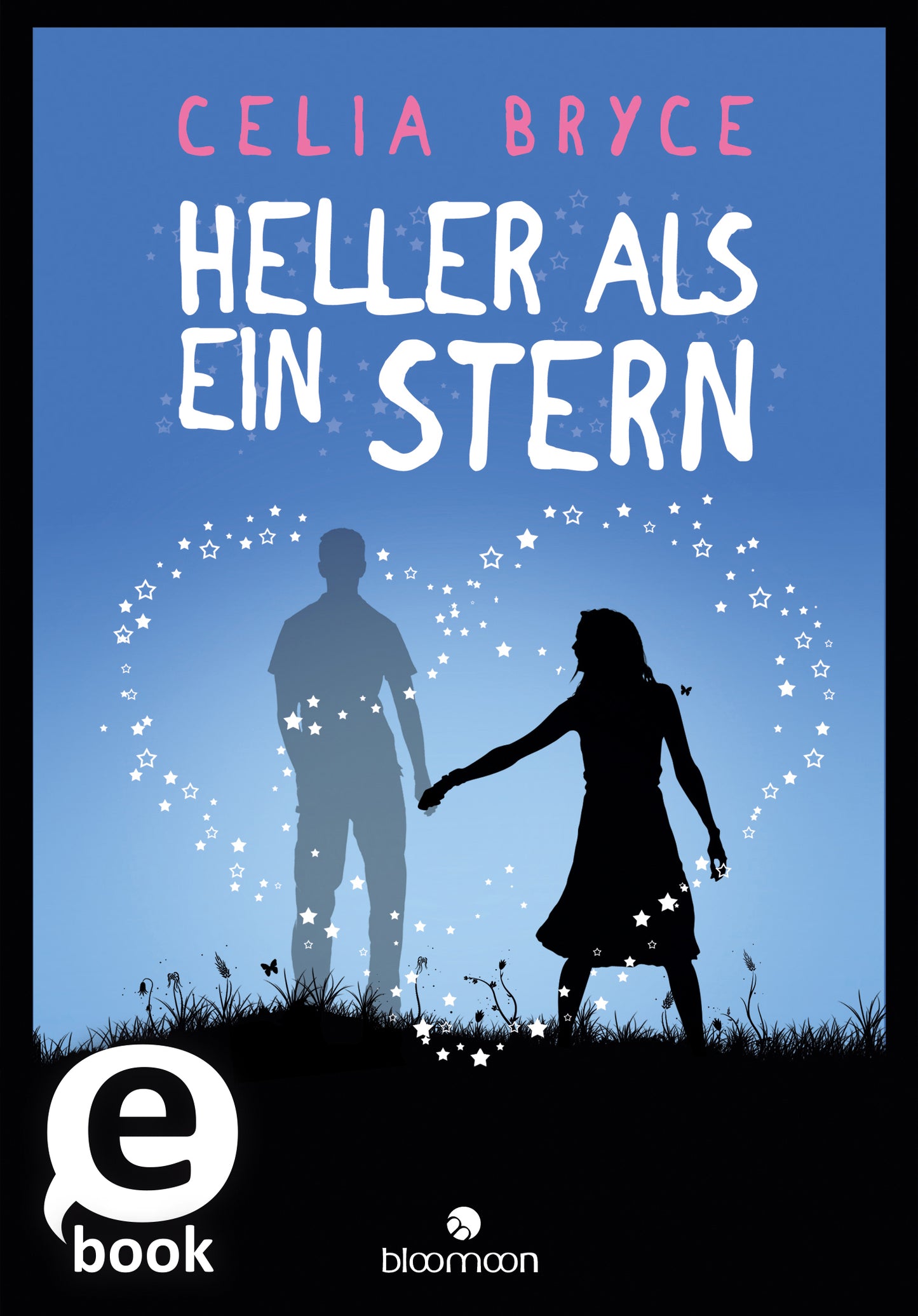 Das Cover von „Heller als ein Stern“ von Celia Bryce zeigt in einem sanften Blau einen gesteuerten, verträumten Augenblick zwischen einer silhouettenhaften Frau in schwarzem Kleid und einem Mann in hellgrauer Kleidung. Um sie schwirren kleine, leuchtende Sterne, die eine romantische Atmosphäre schaffen. Der Titel ist in großen, weißen Buchstaben oben platziert. Rechts unten befindet sich ein weißes „eBook“-Symbol. Ganz unten mittig steht der Logoschriftzug von arsEdition.