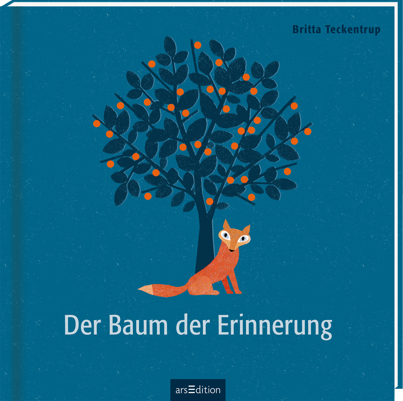 Die 3D-Ansicht des Buchcovers zeigt einen stilisierten Baum mit dunklen Blättern und orangefarbenen Früchten auf einem tiefblauen Hintergrund. Unter dem Baum sitzt ein orangefarbener Fuchs. Der Titel „Der Baum der Erinnerung“ ist in einer hellen Schrift mittig darunter platziert. Oben rechts steht der Name der Autorin, Britta Teckentrup. Ganz unten mittig steht der Logoschriftzug von arsEdition.