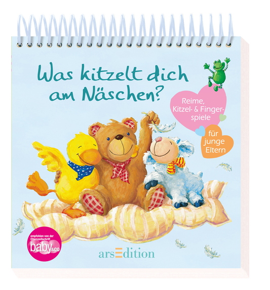 Das Buchcover zeigt drei fröhliche Tierfiguren: eine gelbe Ente, einen braunen Bären und ein blaugraues Schaf, die auf einer weichen, beigefarbigen Unterlage sitzen. Der Hintergrund ist hellblau, was eine freundliche Atmosphäre schafft. Der Titel „Was kitzelt dich am Näschen?“ ist in verspielter, großer Schrift in einem sanften Grün-Ton gehalten. In pinken Herz-Icon steht der Untertitel „Reime, Kitzel- & Fingerspiele für junge Eltern“. Unten links befindet sich ein Button mit...