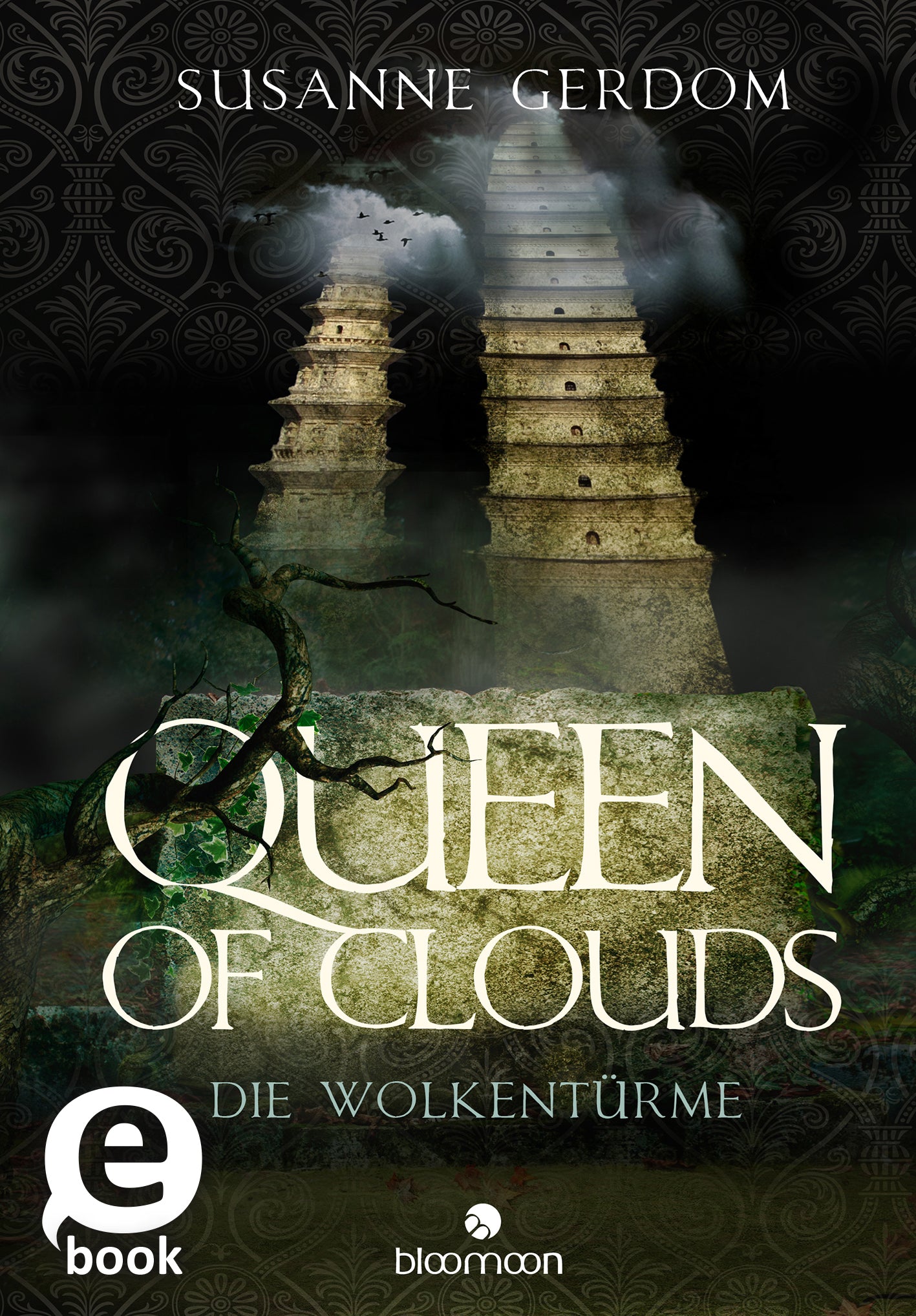 Das Buchcover zeigt mystische Wolkentürme, die sich in einer düsteren, atmosphärischen Umgebung erheben. Die Türme sind hell erleuchtet und kontrastieren mit dem dunklen Hintergrund, der mit stilisierten Mustern verziert ist. Der Titel „QUEEN OF CLOUDS“ ist in eleganter, geschwungener Typografie in Weiß gehalten und steht prominent im Vordergrund. Darunter ist der Untertitel „DIE WOLKENTÜRME“ in einer schlichteren Schriftart zu sehen. Ganz oben sind der Name der Autorin, Susanne...