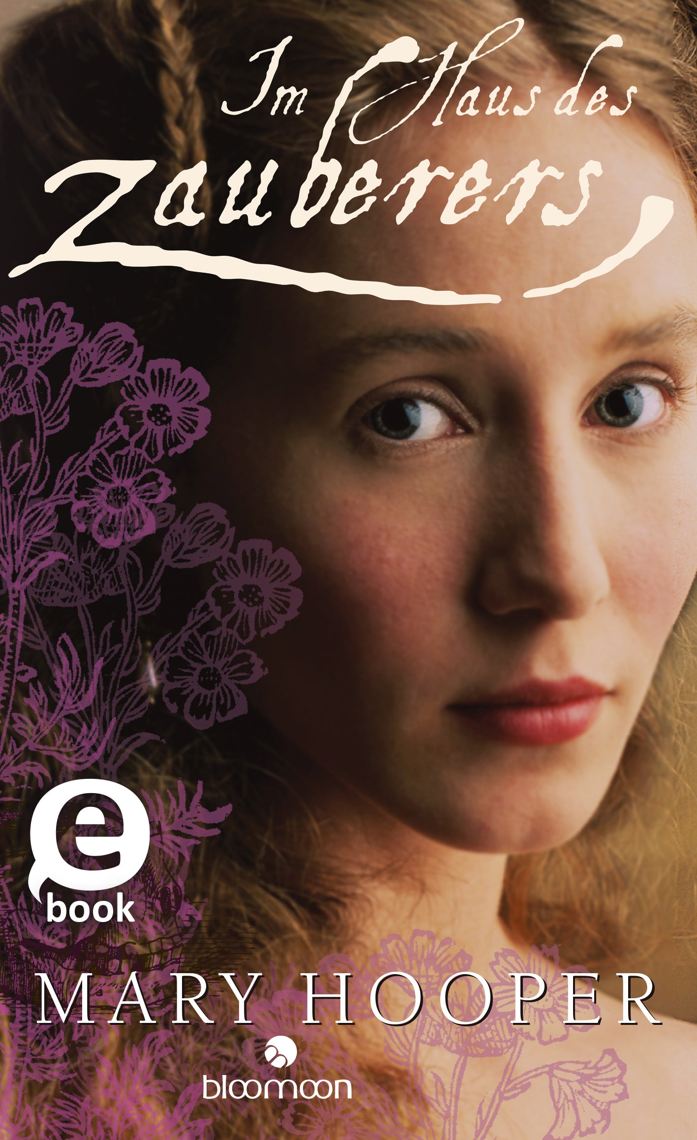 Das Buchcover zeigt ein Porträt einer jungen Frau mit sanften Gesichtszügen und nachdenklichem Blick, umrahmt von lila Blumenornamenten, die eine mystische Atmosphäre schaffen. Der Titel „Im Haus des Zauberers“ steht in geschwungener, weißer Schrift am oberen Rand, während der Autorenname „Mary Hooper“ in feiner, schwarzer Schrift darunter platziert ist. In der unteren linken Ecke befindet sich ein grauer eBook-Button. Ganz unten mittig steht der Logoschriftzug von arsEdition.