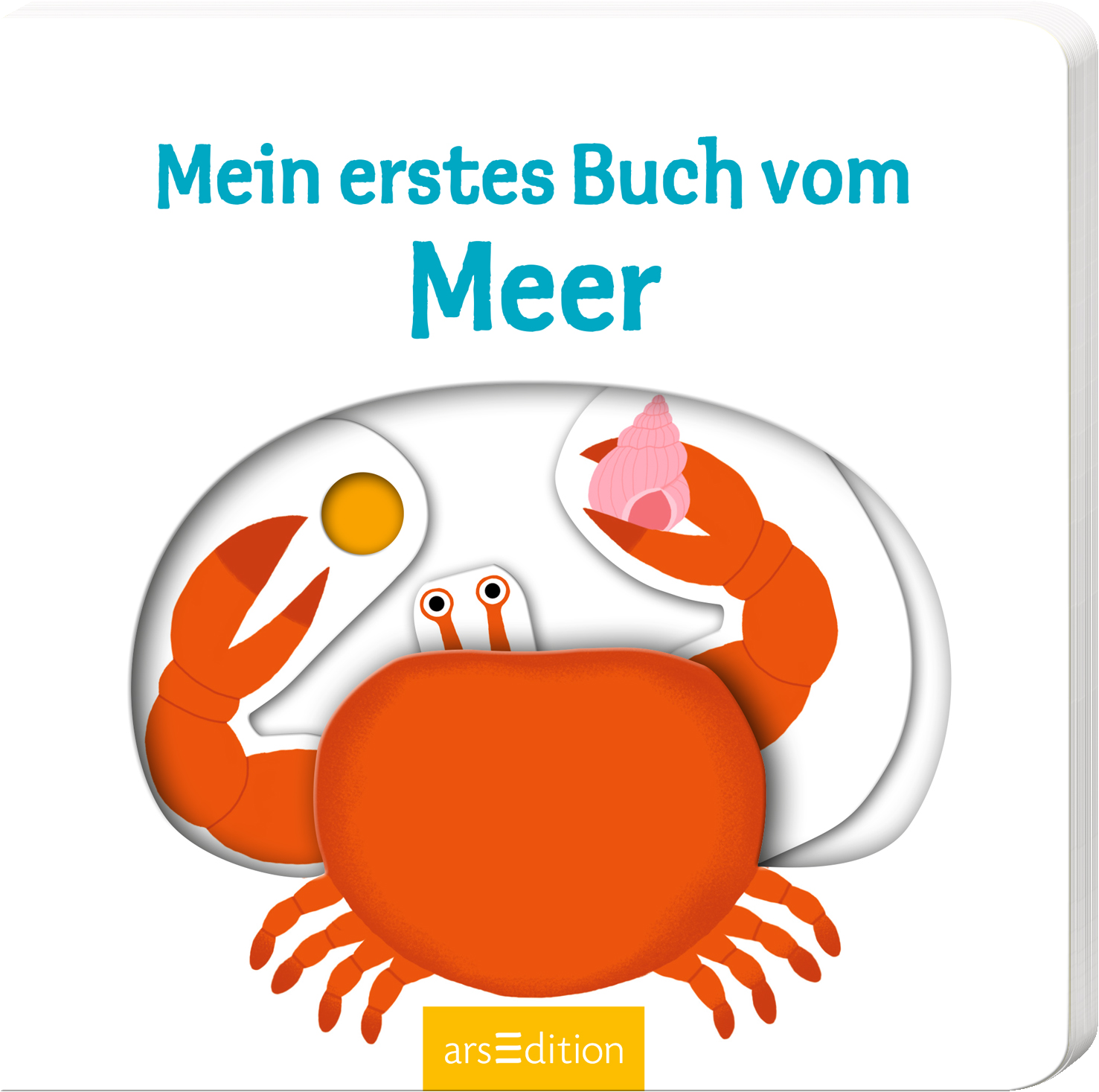 Das Cover zeigt einen großen, orangefarbenen Krebs mit einem schüchternen Gesicht. Er hält in seinen Scheren ein Stück Seetang und eine rosa Muschel. Der Titel „Mein erstes Buch vom Meer“ steht in hellblauer, verspielter Schrift oberhalb des Krebses. Die Hintergrundfarbe ist hell und neutral. Ganz unten mittig steht der Logoschriftzug von arsEdition.