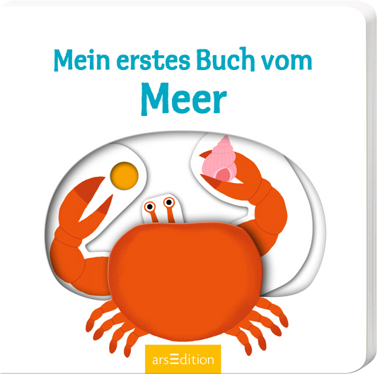 Das Cover zeigt einen großen, orangefarbenen Krebs mit einem schüchternen Gesicht. Er hält in seinen Scheren ein Stück Seetang und eine rosa Muschel. Der Titel „Mein erstes Buch vom Meer“ steht in hellblauer, verspielter Schrift oberhalb des Krebses. Die Hintergrundfarbe ist hell und neutral. Ganz unten mittig steht der Logoschriftzug von arsEdition.