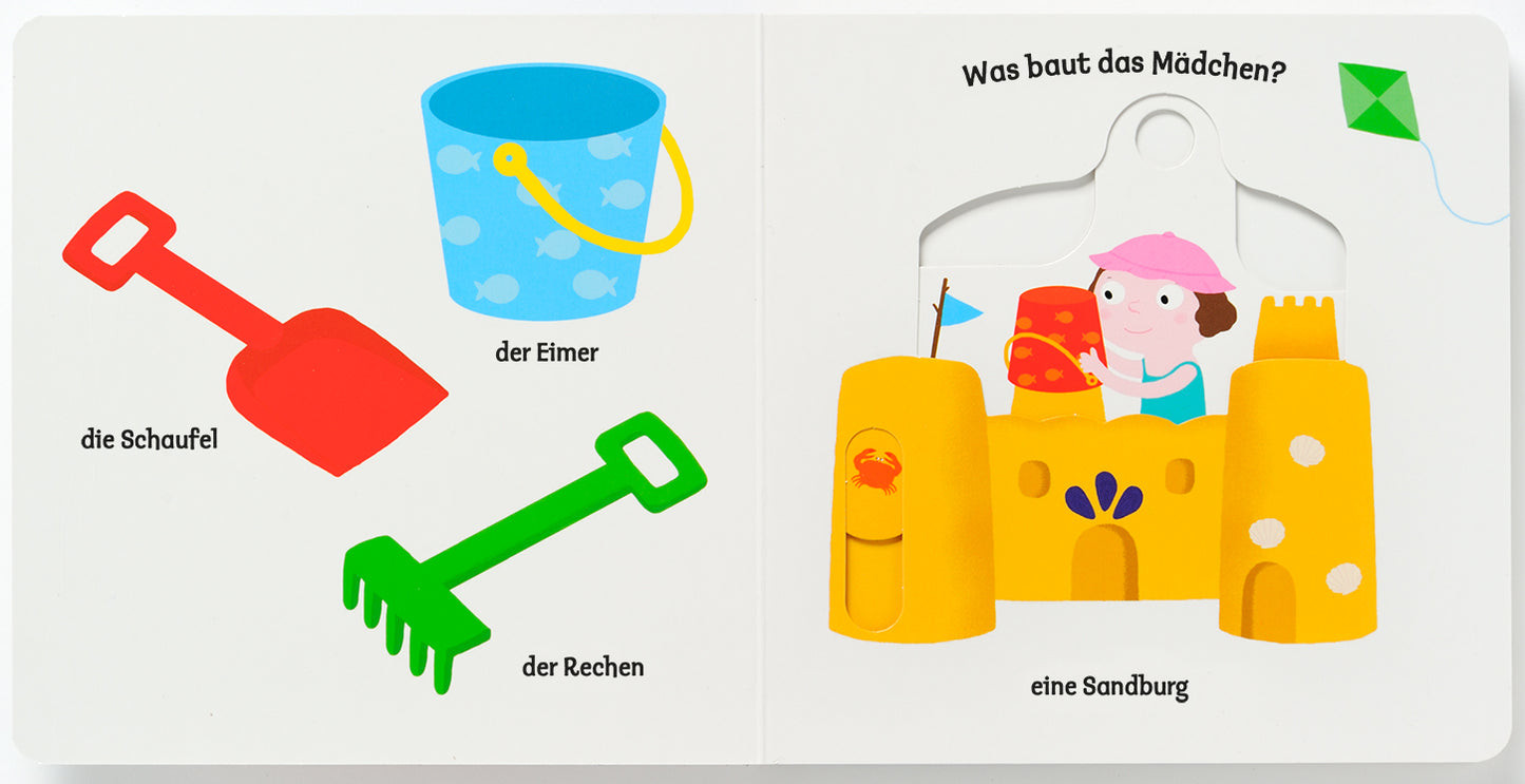 Gezeigt wird eine Innen- oder Zusatzansicht von „Mein erstes Buch vom Meer“. Die Seite zeigt eine fröhliche, farbenfrohe Illustration mit einem blauen Eimer, einer roten Schaufel und einem grünen Rechen, alle in spielerischem Design. Im Mittelpunkt steht ein Mädchen mit einem rosa Hut, das eine große Sandburg baut, umgeben von ansprechenden Bildern und Texten. Die Typografie ist klar und kindgerecht, in freundlichen, sanften Farben.