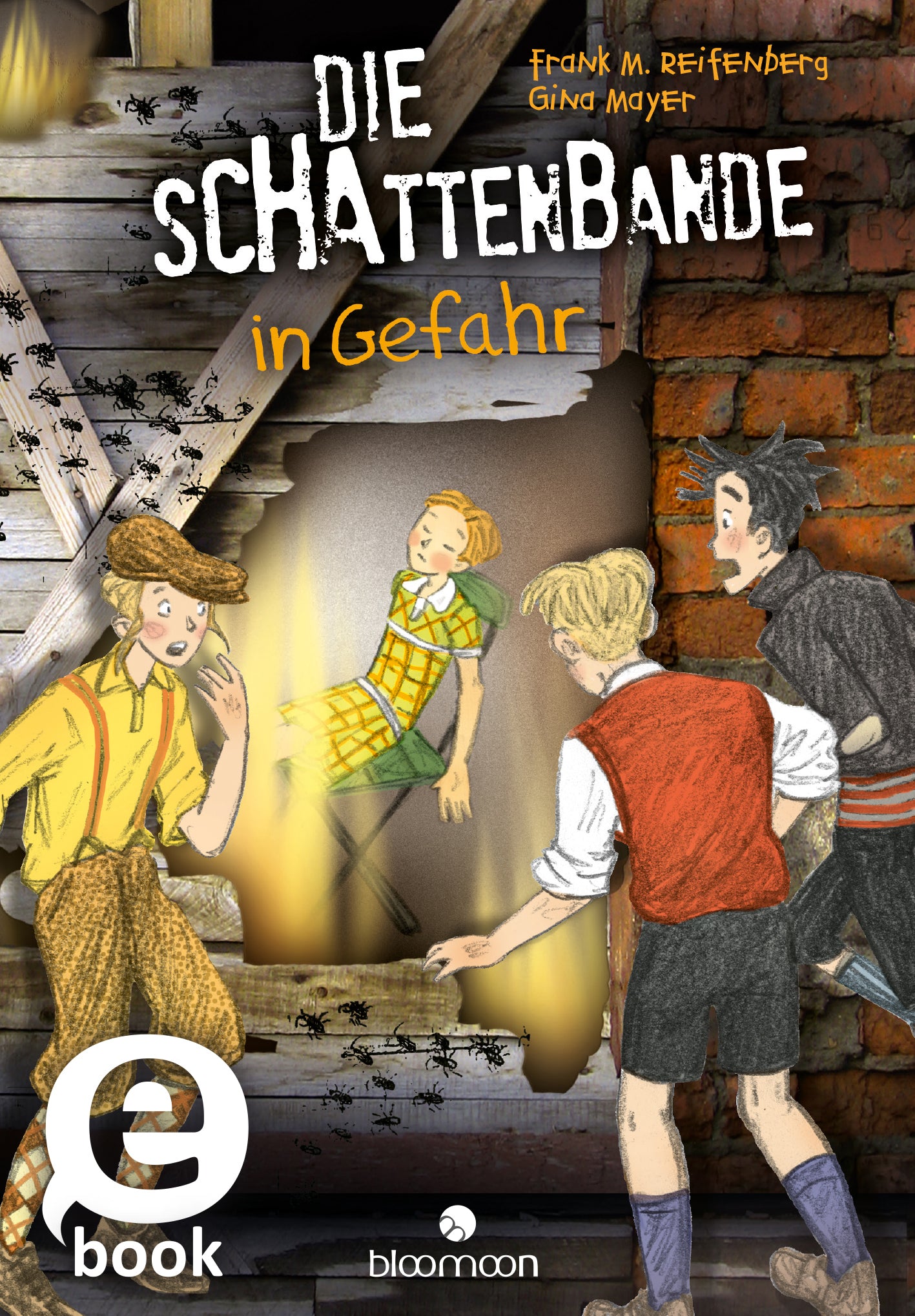 Das Buchcover zeigt vier Kinderfiguren in einem geheimnisvollen, schattigen Umfeld. Die Jungen und das Mädchen tragen historische Kleidung in lebhaften Farben wie Gelb, Grün und Rot. Im Hintergrund sind Holzwände und Spinnen dargestellt, die eine spannende Atmosphäre erzeugen. Der Titel „DIE SCHATTENBANDE in Gefahr“ ist in einer markanten, handschriftlichen Schriftart oberhalb der Charaktere platziert. Ganz unten mittig steht der Logoschriftzug von arsEdition.