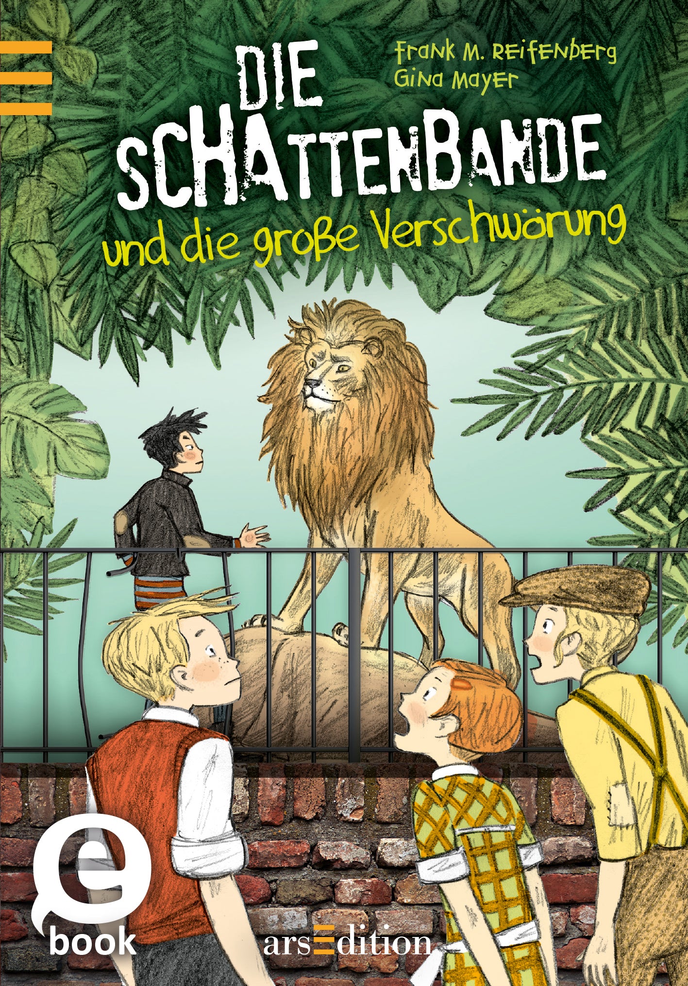 Das Buchcover zeigt eine lebendige Szene mit fünf Kindern, von denen einer fasziniert einen Löwen betrachtet, der in der Mitte des Covers sitzt. Umgeben von üppigem Grün und einem hohen Zaun vermittelt die Illustration Abenteuerlust und Spannung. Der Titel „DIE SCHATTENBANDE“ erscheint in großen, dynamischen Buchstaben oben, während darunter „und die große Verschwörung“ in einer schlichteren Schriftart steht. Am oberen Rand befindet sich ein gelber Streifen, der Aufmerksamkeit...