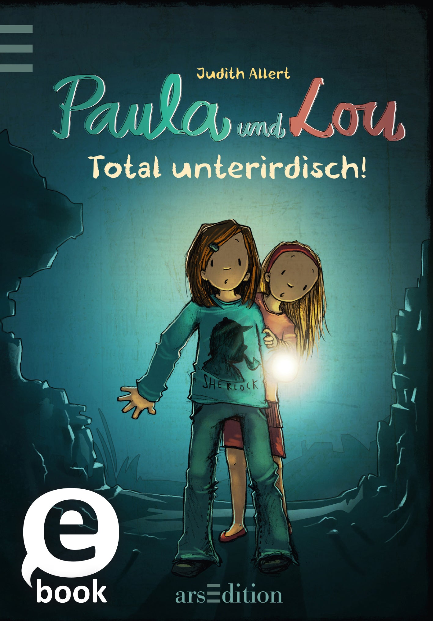 Das Buchcover zeigt zwei Mädchen, Paula und Lou, die in einem dunklen Tunnel stehen und eine Taschenlampe halten, die einen warmen Lichtschein ausstrahlt. Paula trägt ein blaues Sweatshirt und hat braune Haare, während Lou ein rotes Oberteil anhat und blonde Haare hat. Der Titel „Paula und Lou“ prangt in freundlichem, bunten Schriftzug über den Figuren, während der Untertitel „Total unterirdisch!“ in kleinerer Schrift darunter steht. Ganz oben ist der Name der Autorin, Judith...