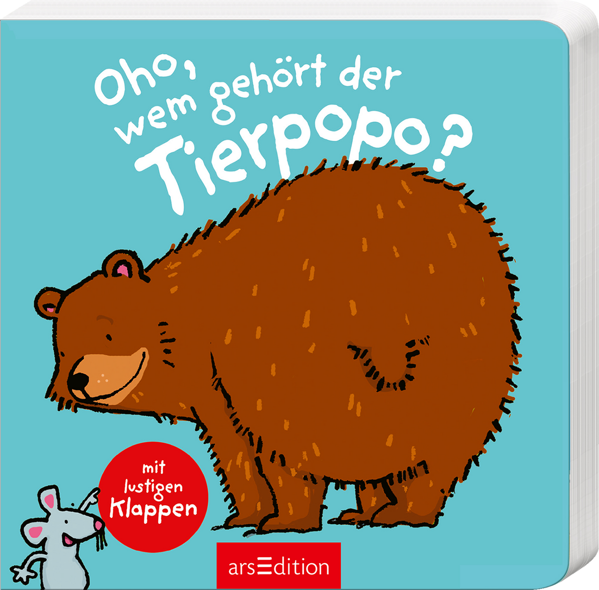 Auf dem Buchcover ist ein bäriger, brauner Bär zu sehen, der freundlich lächelt. Neben ihm steht eine graue Maus, die neugierig schaut. Der Hintergrund ist hellblau. In großer, verspielter Schrift steht der Titel „Oho, wem gehört der Tierpopo?“ und darunter der Hinweis „mit lustigen Klappen“ in einem roten Kreis. Die Atmosphäre ist fröhlich und einladend. Ganz unten mittig steht der Logoschriftzug von arsEdition.