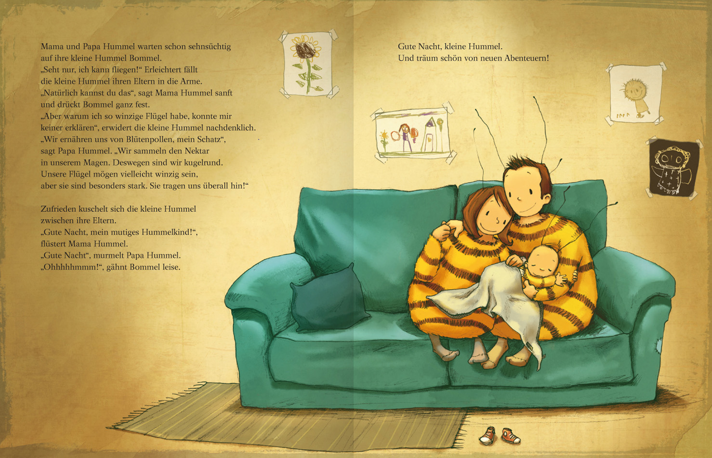 Gezeigt wird eine Innenansicht von „Die kleine Hummel Bommel“. Die Illustration zeigt die schlafende kleine Hummel Bommel in den Armen ihrer Eltern auf einem Sofa. Im Hintergrund hängen an einer gelben Wand Kinderzeichnungen an der Wand. Der Text ist hauptsächlich auf der linken Seite platziert.
