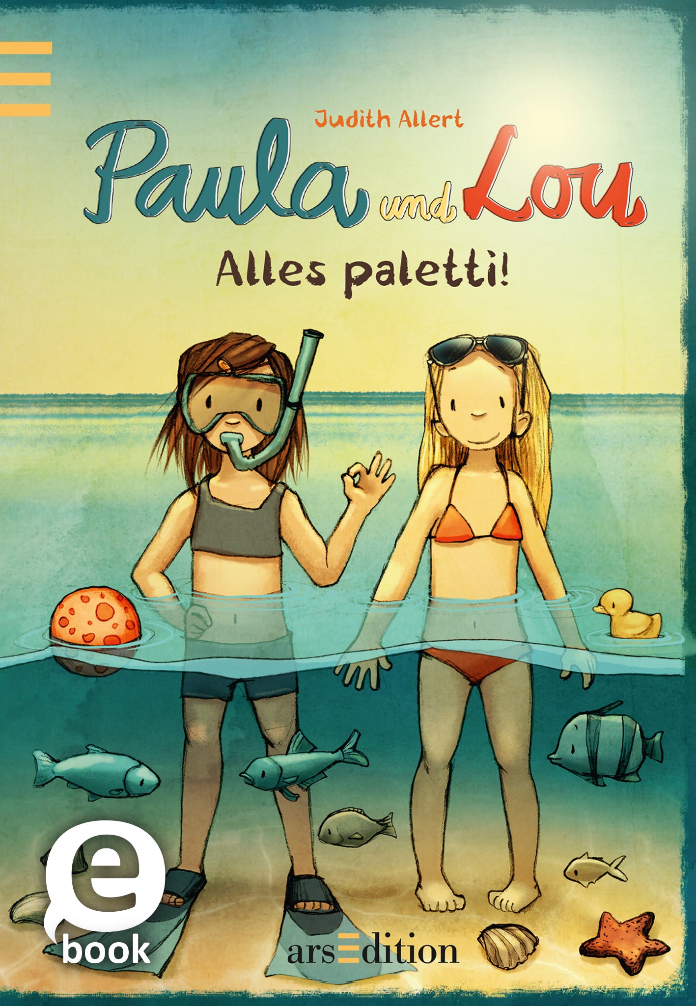 Auf dem Buchcover sind zwei Mädchen, Paula und Lou, im Wasser abgebildet. Das Mädchen links trägt eine Schnorchel-Ausrüstung und hat braune Haare, während das Mädchen rechts blonde Haare hat und einen orangefarbenen Bikini trägt. Sie stehen in seichtem Wasser, umgeben von bunten Fischen. Der Titel „Paula und Lou“ hebt sich in verspielter Schrift ab. Darüber steht der Name der Autorin Judith Allert. Ganz unten mittig steht der Logoschriftzug von arsEdition.