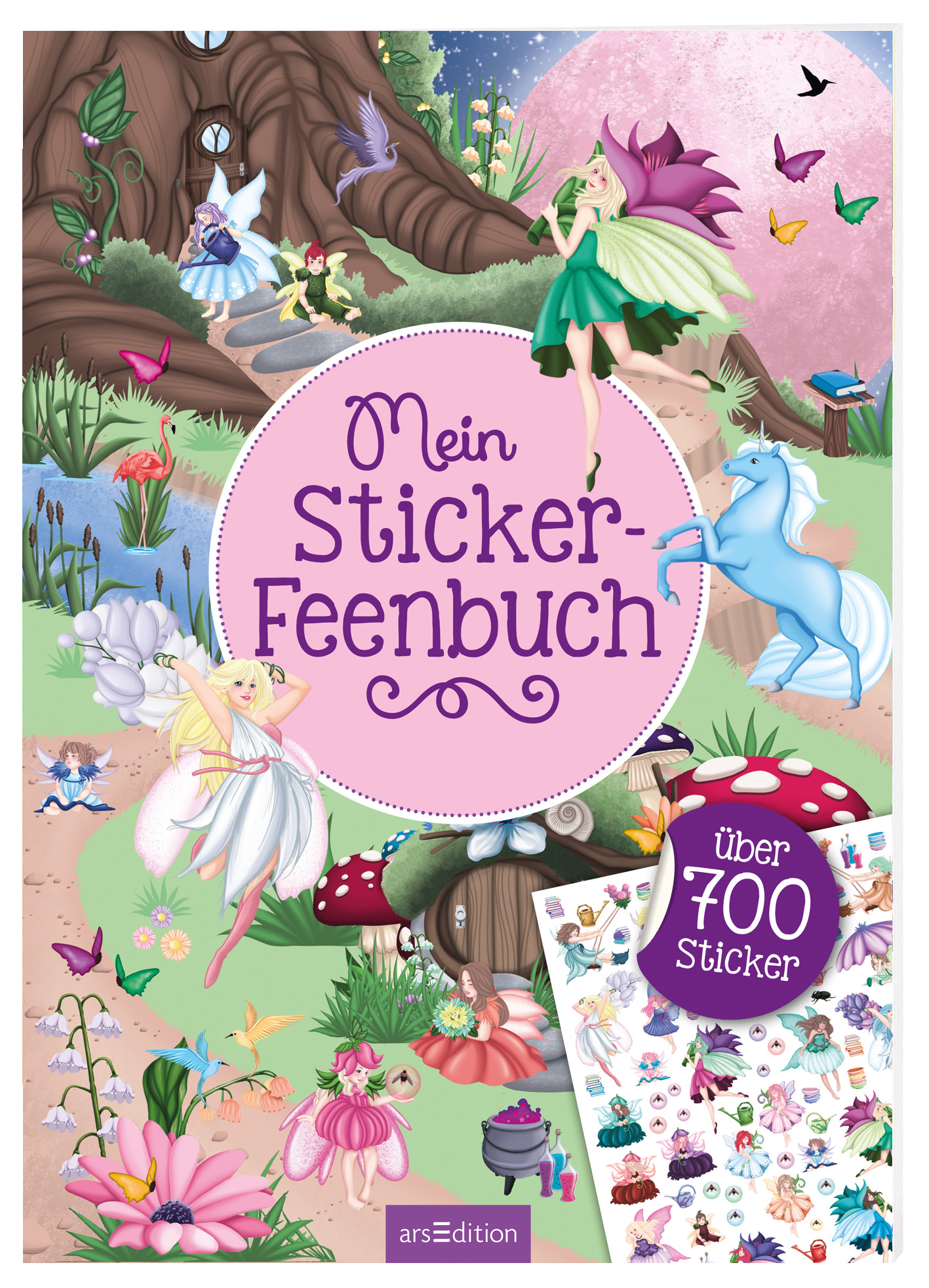 Das Cover zeigt eine fantasievolle Landschaft mit bunten Feen, die um einen großen Baum herumfliegen. Die Farben sind hell und fröhlich, mit viel Grün, Pink und Lila. In der Mitte steht in verspielter Schrift „Mein Sticker-Feenbuch“. Rechts unten befindet sich ein Stickerbogen mit der Aufschrift „Über 700 Sticker“ in einem bunten Kreis. Ganz unten mittig steht der Logoschriftzug von arsEdition.
