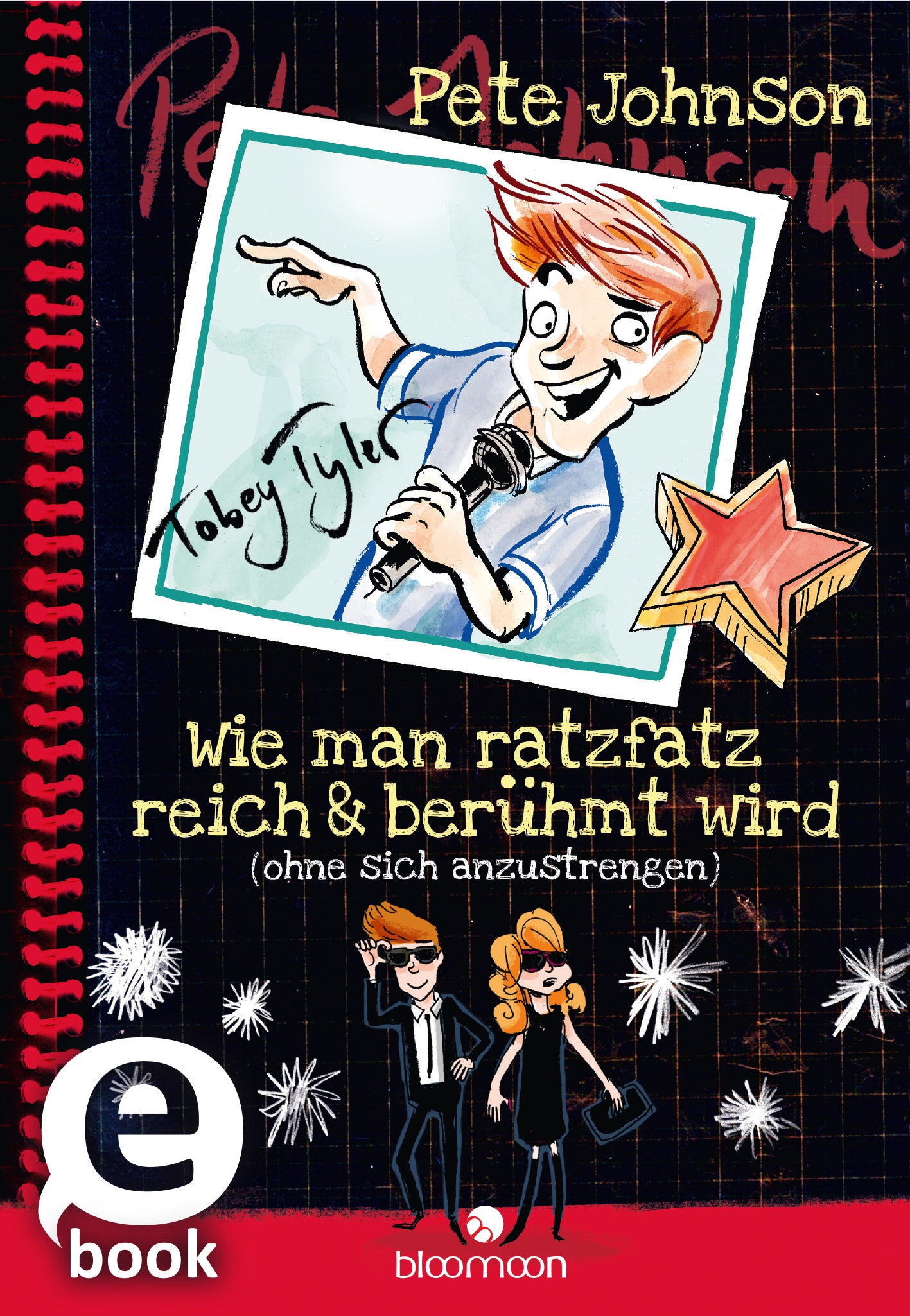 Das Buchcover zeigt einen comicartig gezeichneten Jungen, der fröhlich ein Mikrofon hält. Er hat orangefarbens Haar und trägt ein blaues Hemd. Im Hintergrund sind bunte Sterne und eine spiralförmige Notizbuchkante zu sehen. Unterhalb des Hauptmotivs steht der Titel „Wie man ratzfatz reich & berühmt wird (ohne sich anzustrengen)“ in einer verspielten Schriftart. Darüber ist der Autor „Pete Johnson“ zu lesen. Ganz unten mittig steht der Logoschriftzug von arsEdition.