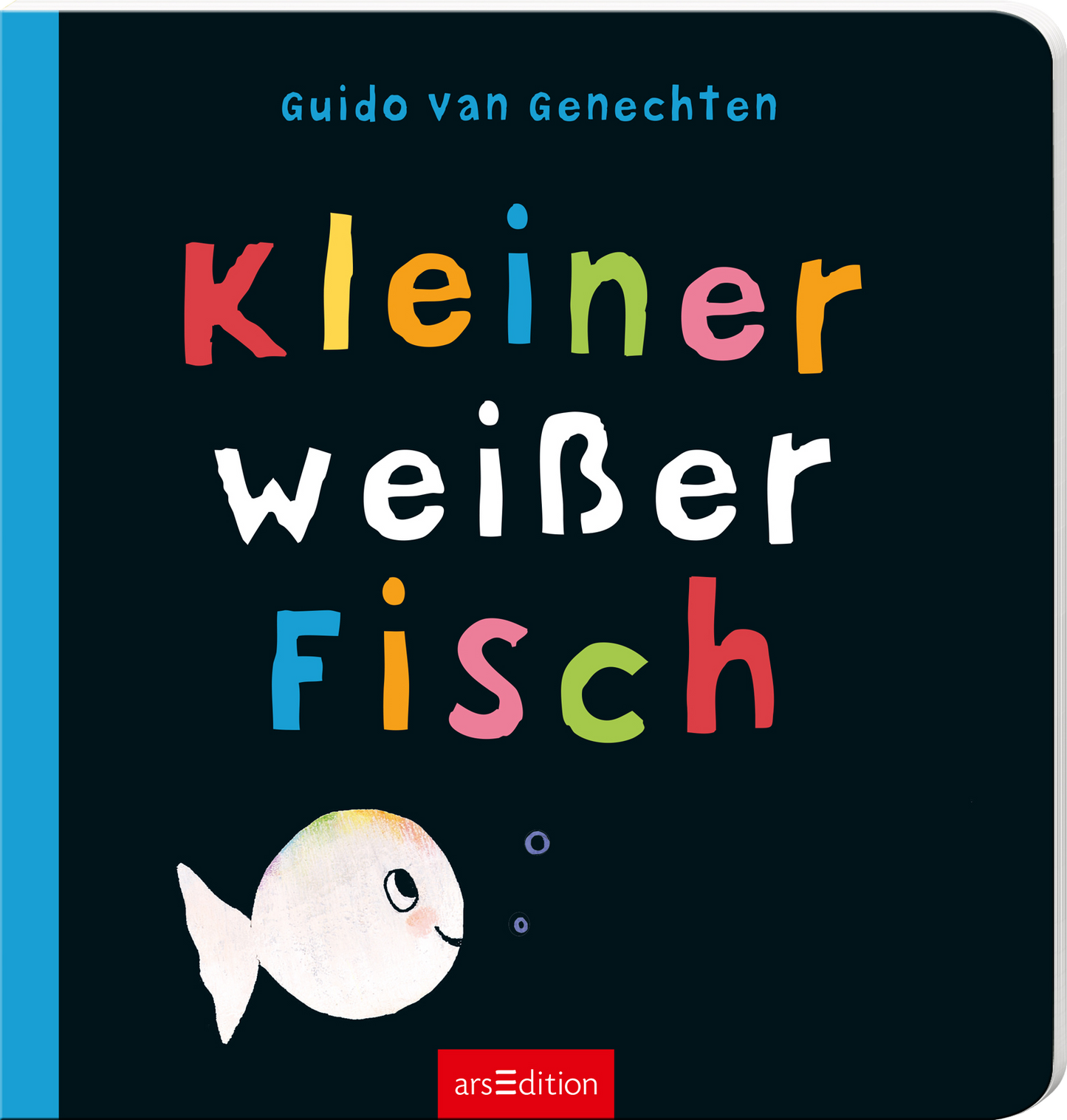 Auf dem Buchcover „Kleiner weißer Fisch“ von Guido van Genechten steht der Titel in bunten, verspielten Buchstaben auf einem tiefblauen Hintergrund. Die Buchstaben variieren in Größe und Farbe, was eine lebendige und fröhliche Atmosphäre erzeugt. Am unteren Rand schwimmt ein kleiner, runder, weißer Fisch mit einem freundlichen Lächeln und ein paar Luftblasen. Ganz unten mittig steht der Logoschriftzug von arsEdition.