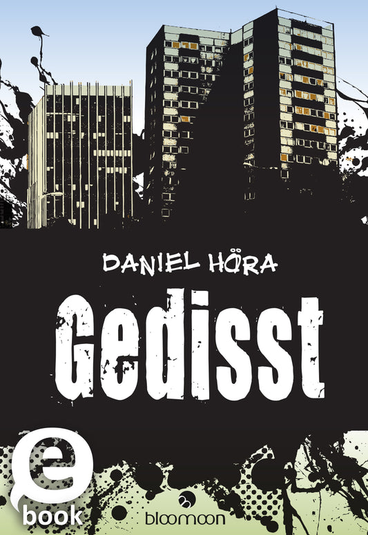 Das Buchcover zeigt eine städtische Landschaft mit dunklen, grauen Hochhäusern, die vor einem hellblauen Himmel aufragen. Die Typografie für den Titel „Gedisst“ ist groß und auffällig in weißer, versprengter Schrift gehalten, während der Name des Autors „Daniel Höra“ in kleinerer, einfacher Schrift darüber platziert ist. Die Gestaltung enthält schwarze Spritzer und Farbkontraste, die eine raue Atmosphäre vermitteln. Ganz unten mittig steht der Logoschriftzug von arsEdition.