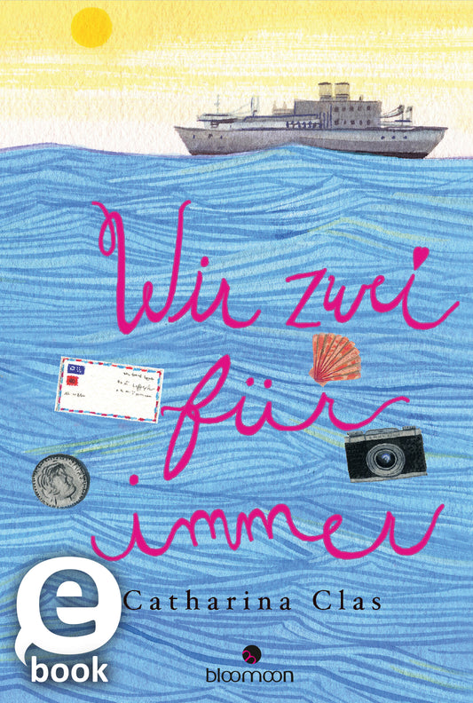 Das Cover zeigt eine sanfte blaue Wasseroberfläche mit Wellenlinien, während im Hintergrund ein Schiff abgebildet ist. Über dem Wasser schwebt eine warme Gelbe Sonne. In pinker, verspielter Schrift steht der Titel „Wir zwei für immer“ im Vordergrund, umgeben von Bildern eines Briefes, einer Kamera und einer Münze. Unten links ist ein „eBook“-Symbol platziert. Der Name der Autorin, Catharina Clas, ist ebenfalls sichtbar. Ganz unten mittig steht der Logoschriftzug von arsEdition.