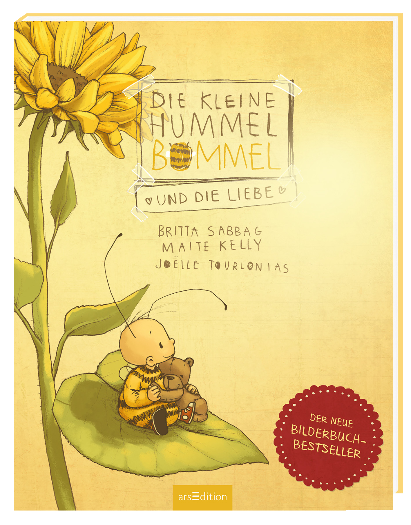 Auf dem Buchcover „Die kleine Hummel Bommel und die Liebe“ von Britta Sabbag, Maite Kelly und Joëlle Tourlonias ist eine fröhliche Hummel zu sehen, die mit einem Plüschbär sitzt. Im Hintergrund blüht eine große Sonnenblume, die leuchtendes Gelb mit ins Cover bringt. Der Titel ist in verspielter, bunter Typografie gehalten. Oben rechts ist der Hinweis „DER NEUE BILDERBUCH-BESTSELLER“ in einem roten, runden Badge. Ganz unten mittig steht der Logoschriftzug von arsEdition.