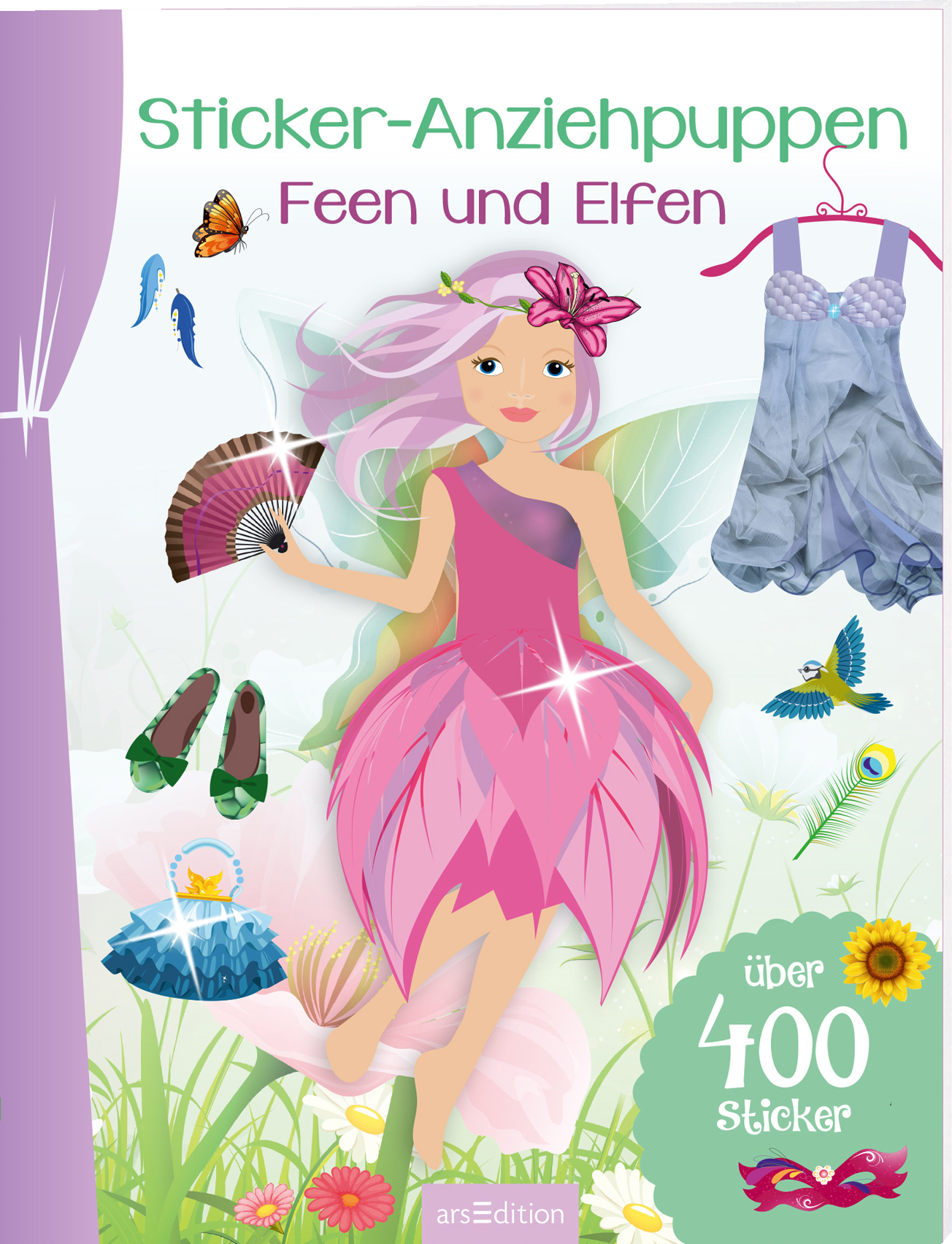 Das 3D-Buchcover zeigt eine fröhliche Fee mit pinkem Kleid und lila Haaren, die mitten im Bild steht. Um sie herum sind bunte Illustrationen von Accessoires wie Schuhen, Kleidern und Tieren. Der Titel „Sticker-Anziehpuppen Feen und Elfen“ ist in verspielter Schrift in der oberen Mitte platziert. In der unteren rechten Ecke befindet sich der Hinweis „über 400 Sticker“. Ganz unten mittig steht der Logoschriftzug von arsEdition.