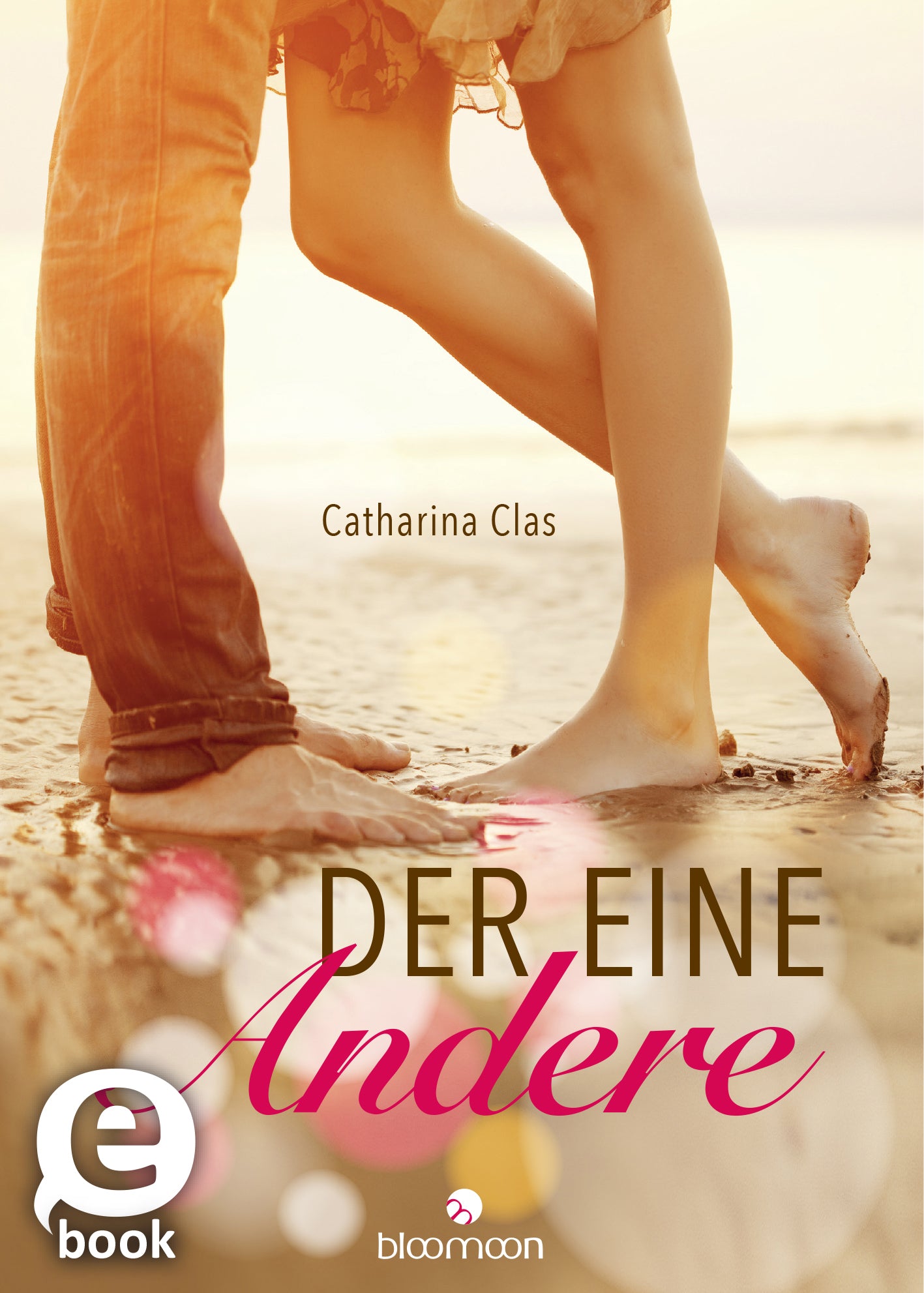 Auf dem Buchcover stehen zwei Personen eng umschlungen am Strand. Ihre Füße sind im weichen Sand sichtbar, während das Wasser sanft im Hintergrund plätschert. Der Titel „DER EINE Andere“ ist in einer eleganten, goldfarbenen Schrift mittig platziert, während „Andere“ in kräftigem Pink hervorsticht. Der Name der Autorin, Catharina Clas, findet sich in dezentem, kleinerem Text am unteren Rand. Ganz oben links ist ein Button mit der Aufschrift „SPIEGEL Bestseller“ zu sehen. Ganz...