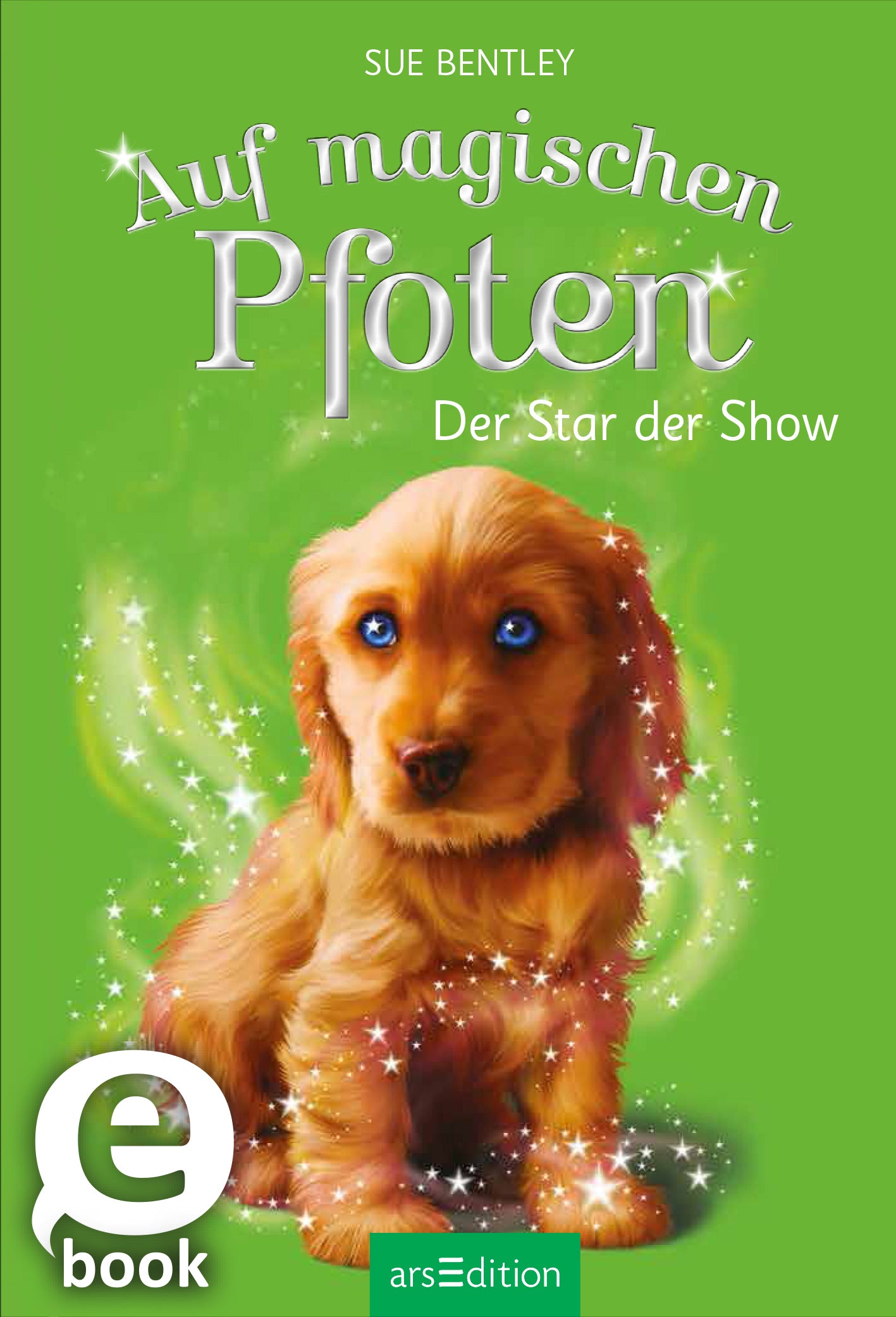 Das Buchcover zeigt einen niedlichen, goldenfarbenen Welpen mit großen blauen Augen, umgeben von funkelnden Sternen und magischen Lichtern auf einem leuchtend grünen Hintergrund. Darüber steht in verspielter Schrift der Titel „Auf magischen Pfoten“, und darunter der Untertitel „Der Star der Show“. Am oberen Rand befindet sich der Urhebername Sue Bentley. Links unten ist ein „eBook“-Symbol zu sehen, sowie ein SPIEGEL-Bestseller-Button. Ganz unten mittig steht der Logoschriftzug...