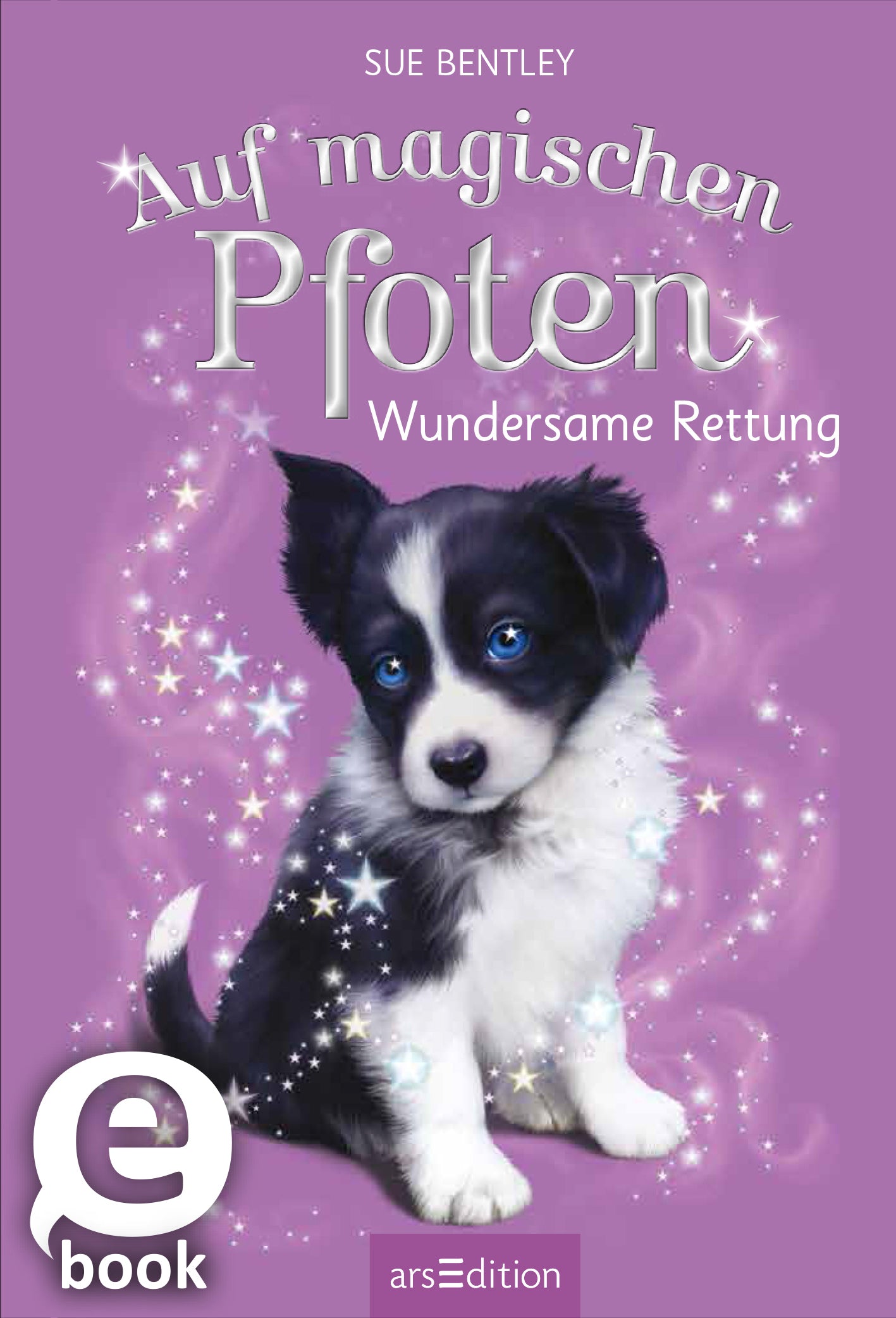 Das Buchcover zeigt einen niedlichen schwarz-weißen Welpen mit großen blauen Augen, der im Mittelpunkt steht. Der Hintergrund ist in sanften Lila- und Fliedertönen gehalten. Der Titel „Auf magischen Pfoten“ ist verspielt und in geschwungener Schrift oben auf dem Cover platziert, während der Untertitel „Wundersame Rettung“ in einer klaren, weißen Schrift darunter zu finden ist. Ganz unten mittig steht der Logoschriftzug von arsEdition.