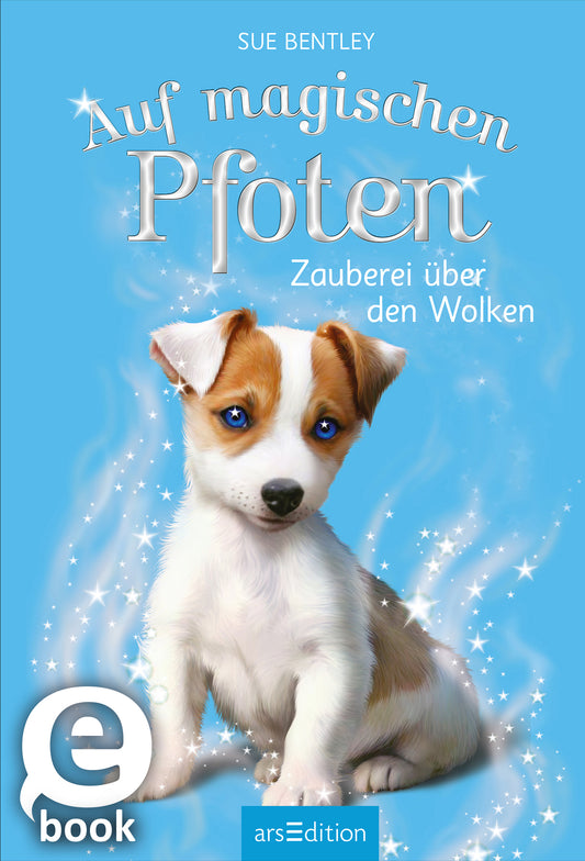 Auf dem Buchcover „Auf magischen Pfoten – Zauberei über den Wolken“ von Sue Bentley ist ein verspielter, kleiner Hund mit braun-weißen Flecken abgebildet. Der Hund schaut mit großen, blauen Augen in die Richtung des Betrachters. Der Hintergrund ist in einem sanften Himmelblau gehalten, das mit glitzernden Sternen akzentuiert ist. Der Titel in geschwungener, silberner Schrift und Untertitel sind harmonisch platziert. Ganz unten mittig steht der Logoschriftzug von arsEdition.