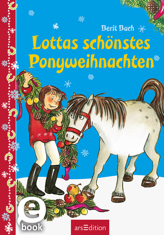 Das Buchcover zeigt einen fröhlichen Mädchen mit roten Haaren, das in einem roten Pullover vor einem weißen Pony steht. Beide sind mit Weihnachtsdekoration, wie Girlanden und Äpfeln, geschmückt. Der Hintergrund ist leuchtend blau und vermittelt eine festliche Stimmung mit Schneeflocken. Der Titel „Lottas schönstes Ponyweihnachten“ ist in großer, gelber Schrift prominent platziert. Ganz oben steht der Name der Autorin „Berit Bach“. Ganz unten mittig steht der Logoschriftzug von...