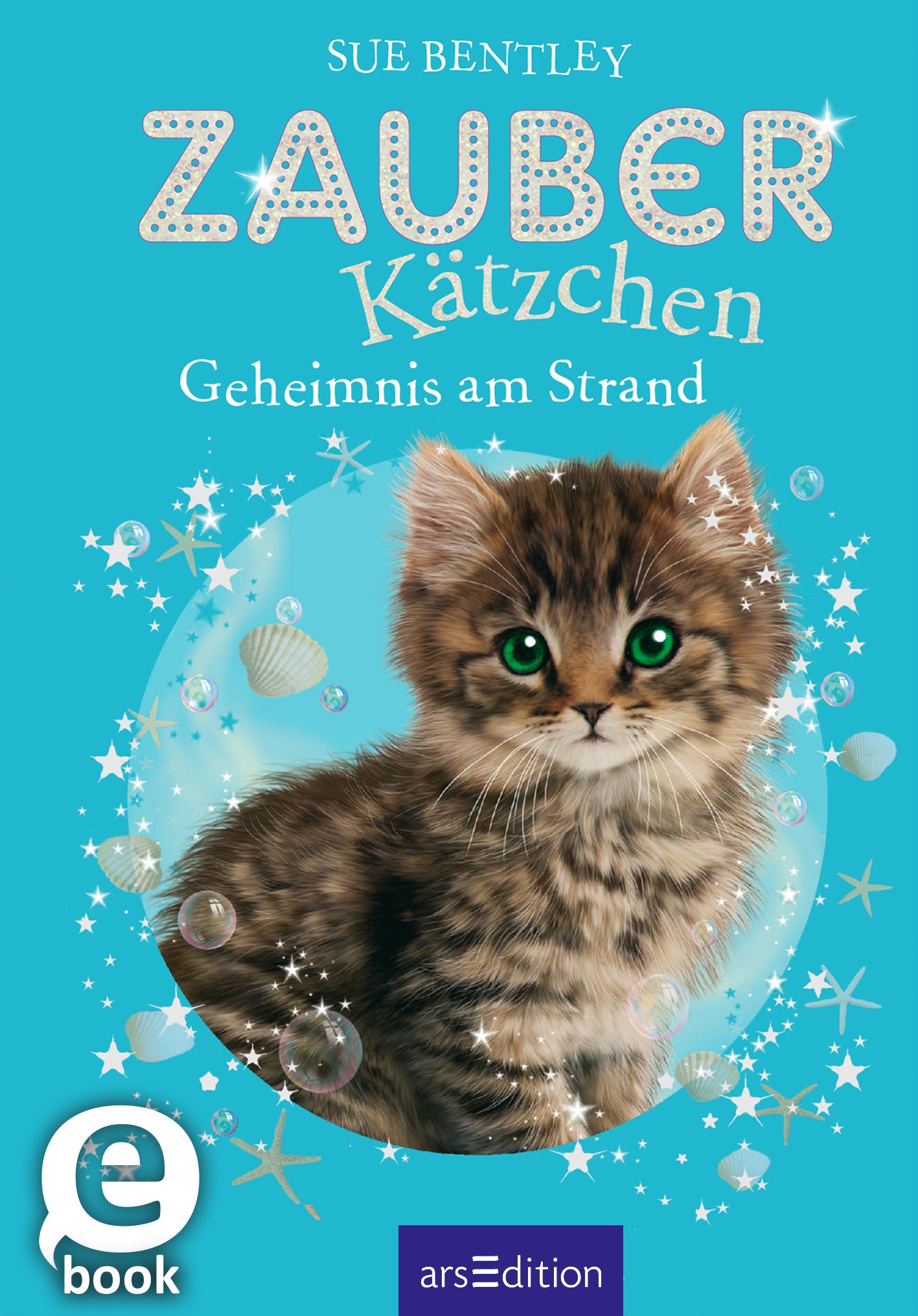 Das Buchcover zeigt ein süßes, braun gestreiftes Kätzchen mit großen, grünen Augen, das vor einem strahlend blauen Hintergrund sitzt. Um das Kätzchen sind glitzernde Sterne und Muscheln angeordnet, die eine zauberhafte Atmosphäre schaffen. Der Titel „ZAUBER Kätzchen“ ist in großen, weißen Buchstaben mit glitzernden Akzenten hervorgehoben, während der Untertitel „Geheimnis am Strand“ in einer verspielten Schriftart darunter steht. Oben links ist der Name der Autorin, Sue...