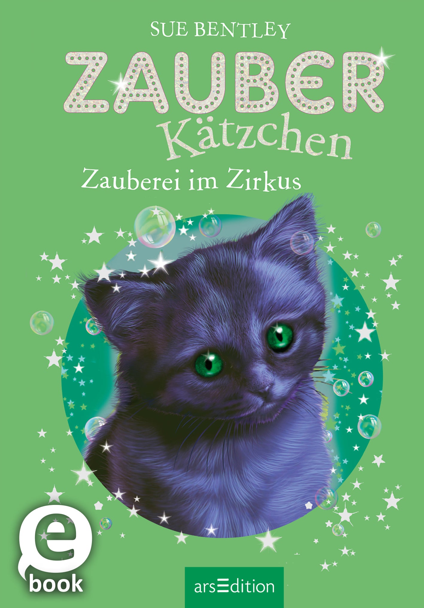 Auf dem Buchcover von „Zauber Kätzchen: Zauberei im Zirkus“ von Sue Bentley dominiert ein sanfter Grünton. Im Mittelpunkt steht ein niedliches, fliederfarbenes Kätzchen mit großen, leuchtend grünen Augen. Um das Kätzchen herum schweben seifenblasengleiche Elemente, die eine verspielte Atmosphäre schaffen. Der Titel „ZAUBER“ ist in großen, weißen Buchstaben mit einer leichten Schattierung gestaltet. Ganz oben befindet sich der Autorenname „Sue Bentley“. Ganz unten mittig...