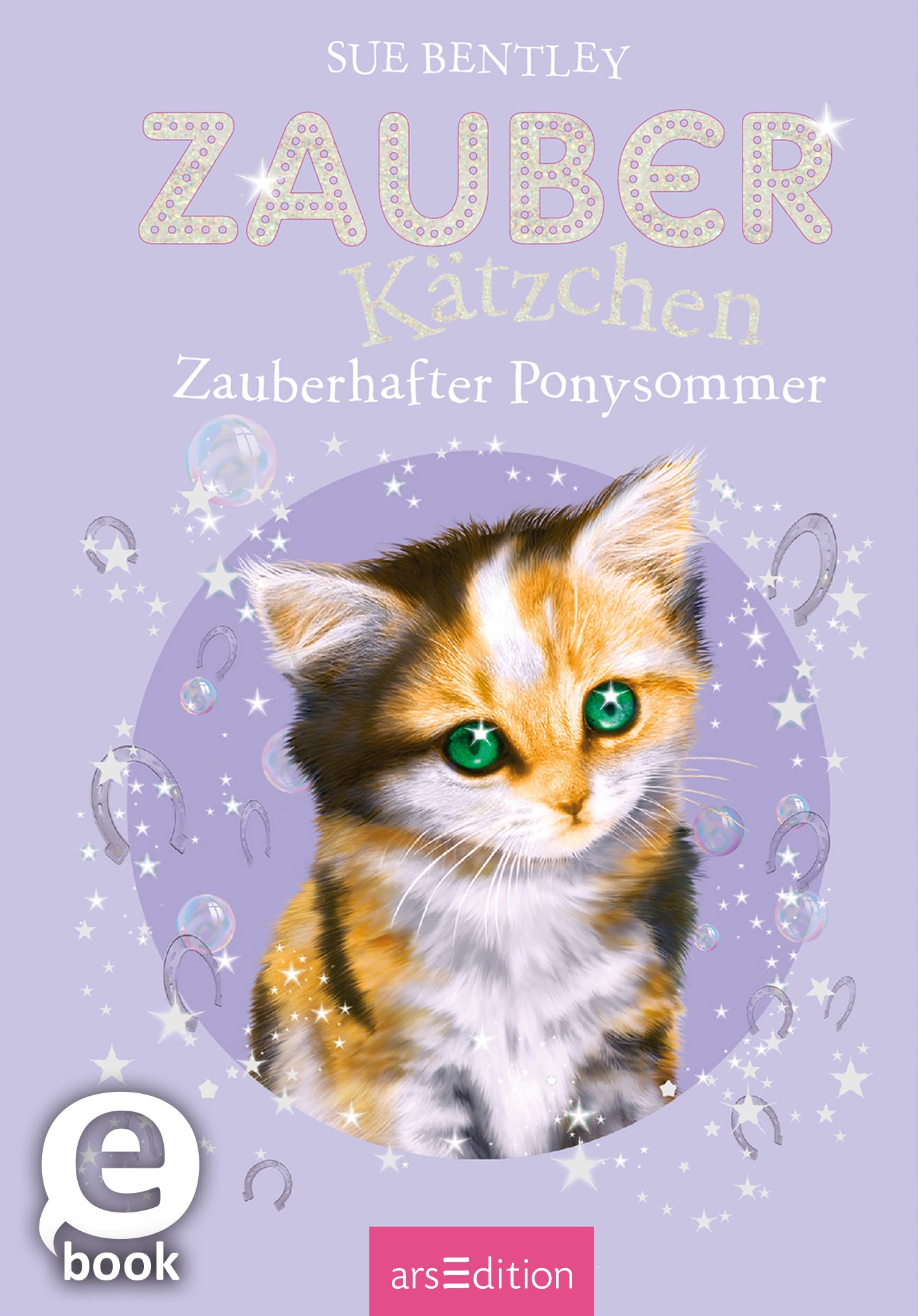 Auf dem Cover ist ein süßes, dreifarbiges Kätzchen mit leuchtend grünen Augen abgebildet. Es sitzt in einem zauberhaften, lila-hintergrund mit schimmernden Blasen und glitzernden Sternen. Der Titel „ZAUBER Kätzchen“ ist in großen, glitzernden Buchstaben gestaltet, während der Untertitel „Zauberhafter Ponysommer“ in einer eleganten Schrift darunter steht. Oben auf dem Cover steht der Name der Autorin Sue Bentley. Ganz unten mittig steht der Logoschriftzug von arsEdition.