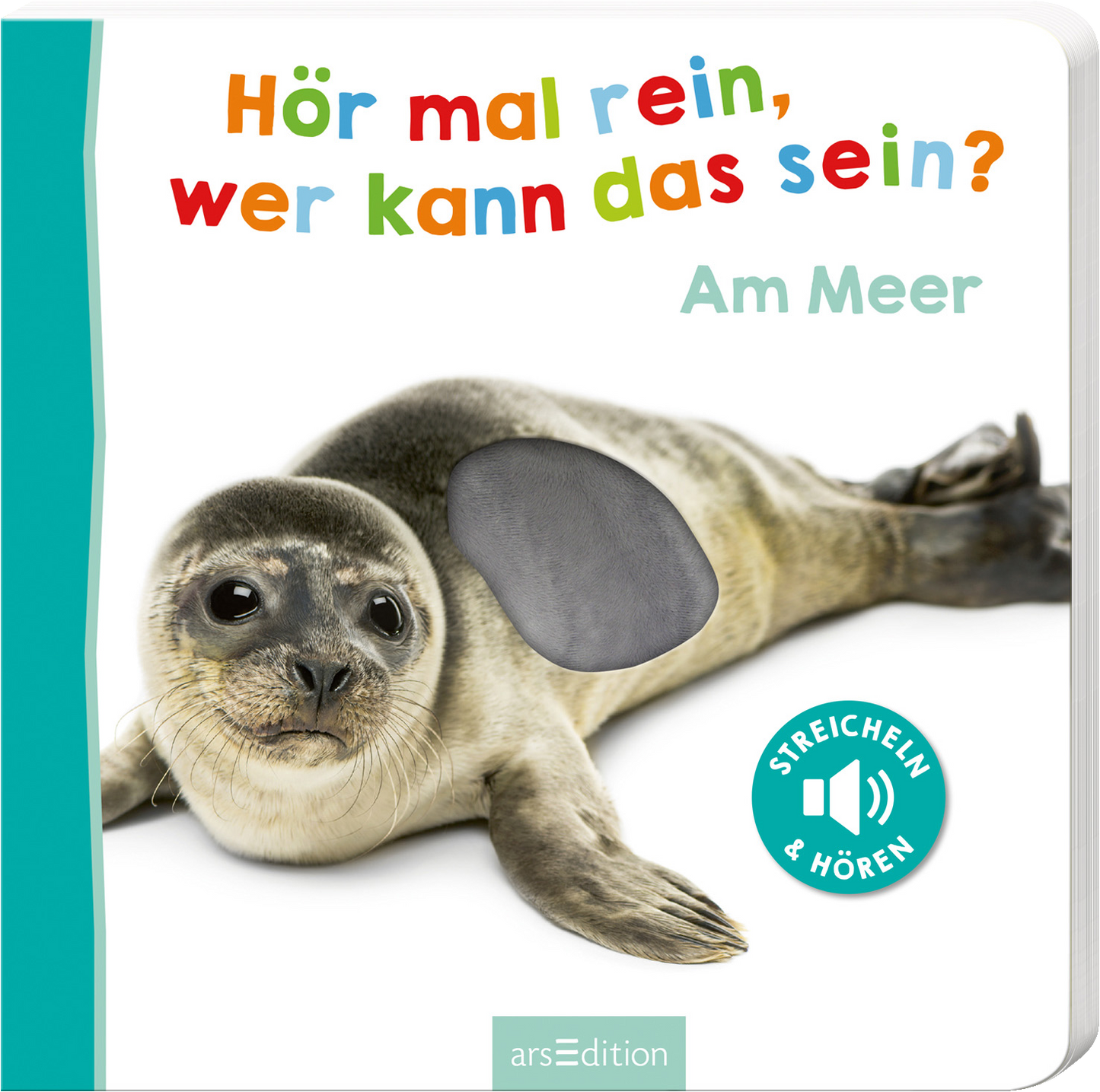 Das Buchcover zeigt eine süße Robbe, die direkt in die Kamera schaut. Die Farben sind hell und freundlich, mit einer farbenfrohen, verspielten Schrift, die den Titel „Hör mal rein, wer kann das sein?“ und den Untertitel „Am Meer“ umfasst. In der unteren rechten Ecke befindet sich ein blauer Button mit der Einladung „STREICHELN & HÖREN“. Ganz unten mittig steht der Logoschriftzug von arsEdition.