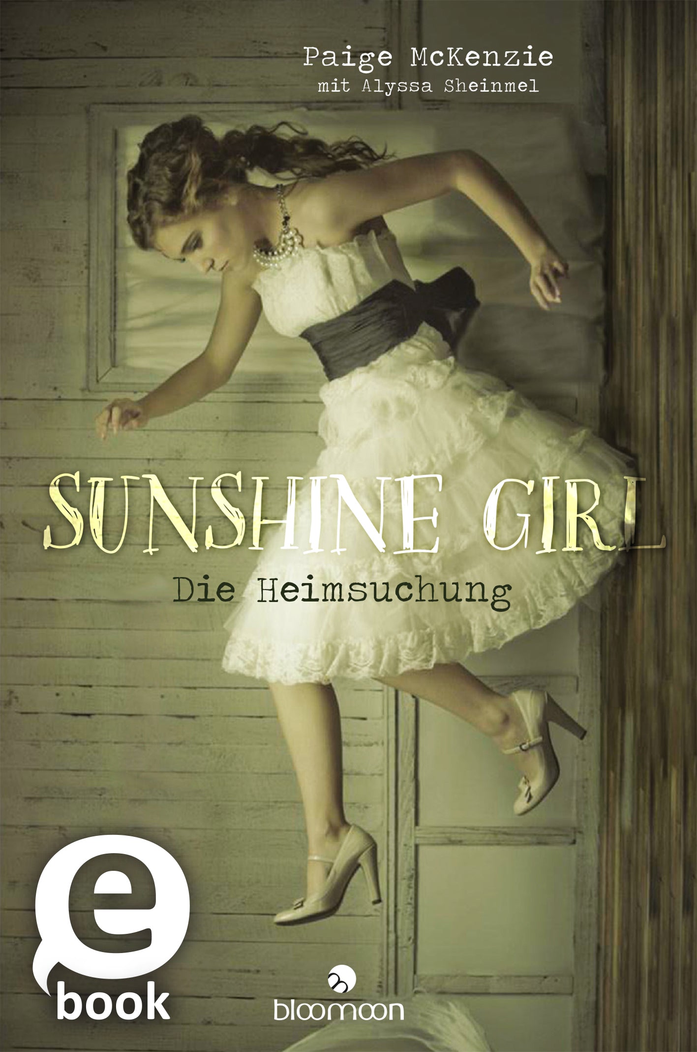 Das Buchcover zeigt ein Mädchen, das in einem weißen Kleid an einer Wand schwebt. Ihre Haare sind wellig, und sie trägt einen schwarzen Gürtel um die Taille. Der Titel „SUNSHINE GIRL“ ist in goldener, eleganter Schrift platziert, während der Untertitel „Die Heimsuchung“ in kleinerer, hellerer Schrift darunter steht. Der Hintergrund ist in einem sanften Grauton gehalten, der eine melancholische Atmosphäre vermittelt. Oben rechts ist der Name der Autorin Paige McKenzie in schlichter...