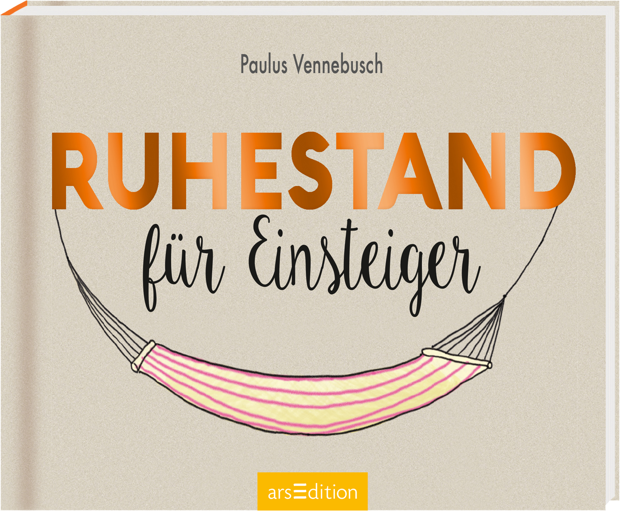 Das Buchcover zeigt eine sanfte beige Hintergrundfarbe. Zentrales Element ist ein grafisches Teil eines Hängemattens, darunter steht in großen, orangefarbenen Buchstaben „RUHESTAND“ und darunter in geschwungener, schwarzer Schrift „für Einsteiger“. Der Autor Paulus Vennebusch ist oben am Cover platziert. Eine entspannte Atmosphäre wird durch die Bildkomposition und Farben vermittelt. Kein SPIEGEL-Bestseller-Button vorhanden. Ganz unten mittig steht der Logoschriftzug von arsEdition.