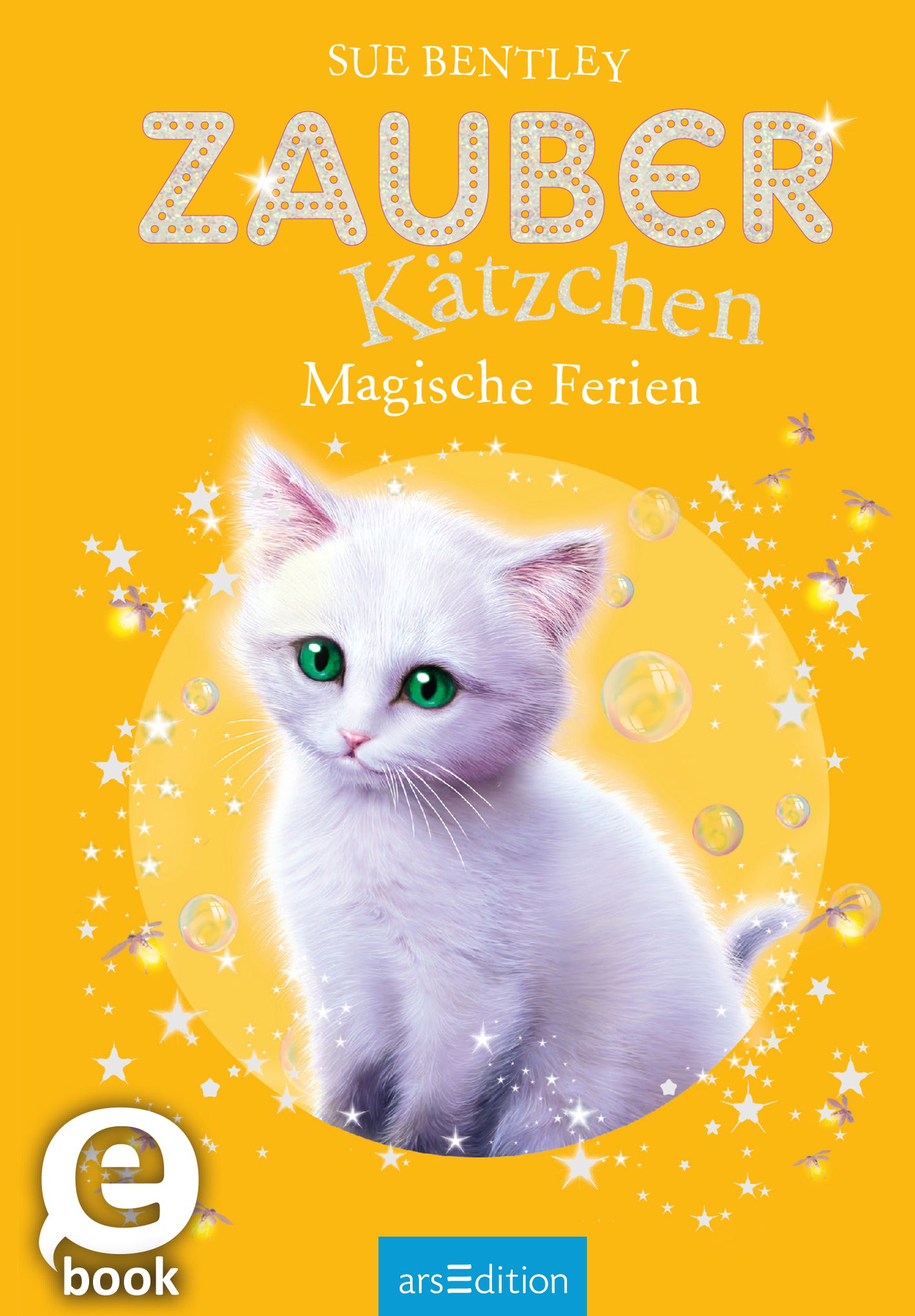 Auf einem leuchtend gelben Hintergrund prangt der Titel „ZAUBER Kätzchen“ in verspielter, glitzernder Schrift. Darunter steht der Untertitel „Magische Ferien“ in einer schlichten, klaren Schrift. Im Mittelpunkt des Covers ist ein niedliches, weißes Kätzchen mit großen, grünen Augen abgebildet, umgeben von glitzernden Sternen und Bläschen, die eine magische Atmosphäre schaffen. Oben rechts befindet sich der Hinweis „SPIEGEL-Bestseller“. Ganz unten mittig steht der...