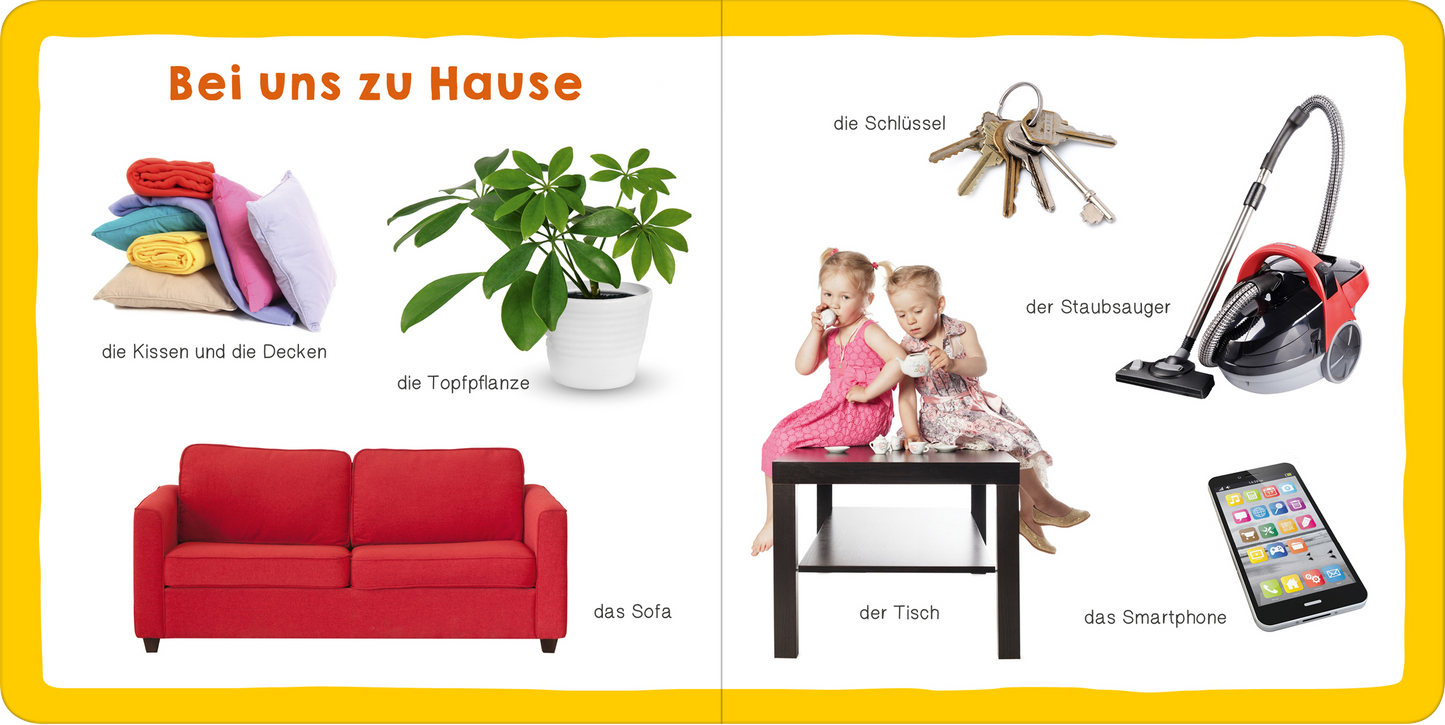 Gezeigt wird eine Innen- oder Zusatzansicht von „Meine ersten 100 Wörter“. Die Doppelseite zeigt eine bunte Darstellung von Alltagsgegenständen und Szenen. Auf der linken Seite befindet sich ein rotes Sofa, umgeben von Kissen und Decken in unterschiedlichen Farben. Eine grüne Topfpflanze ergänzt das Bild. Die rechte Seite enthält Bilder von einem Staubsauger, einem Tisch, Schlüsseln, einem Smartphone und zwei spielenden Mädchen in bunten Kleidern. Die Schrift ist klar und gut lesbar,...