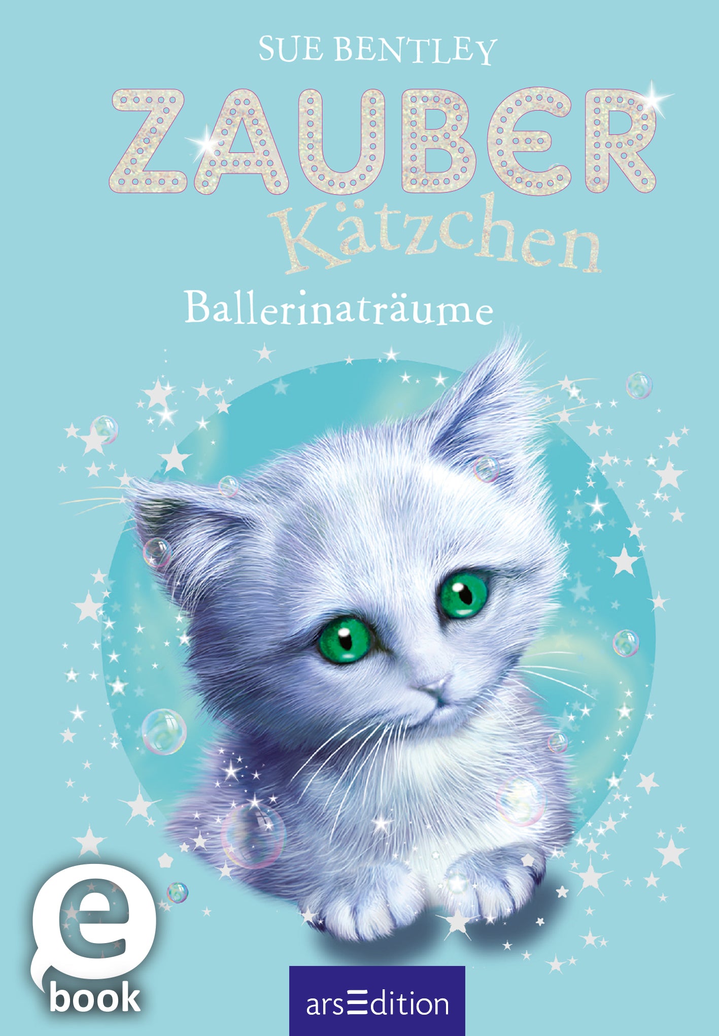 Das Cover zeigt einen süßen, weißen Kätzchen mit großen, grünen Augen, das in der Mitte des Bildes leicht zur Seite schaut. Der Hintergrund ist in sanften, hellblauen Tönen gehalten und wird von glitzernden, sterneähnlichen Elementen durchzogen, die eine verträumte Atmosphäre erzeugen. Der Titel „Zauber Kätzchen“ ist in verschnörkelter, silberner Schrift oben links platziert, während „Ballerinaträume“ darunter in zarter Schrift steht. Oben rechts steht der Name der...