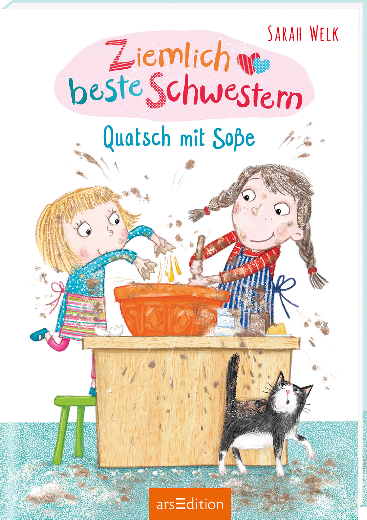 Auf dem Cover des Buches „Ziemlich beste Schwestern: Quatsch mit Soße“ von Sarah Welk befinden sich zwei fröhliche Mädchen, die in einer Küche beim Kochen Spaß haben. Beide sind beschäftigt, mit Zutaten umgeben, die wild verteilt sind. Das Cover zeigt helle, freundliche Farben, vor allem pastellrosa und blau. Die verspielte Schriftart unterstreicht die kindliche Atmosphäre. Oben ist der Titel in großen Buchstaben zu sehen, während der Untertitel kleiner untergebracht ist. Ganz...