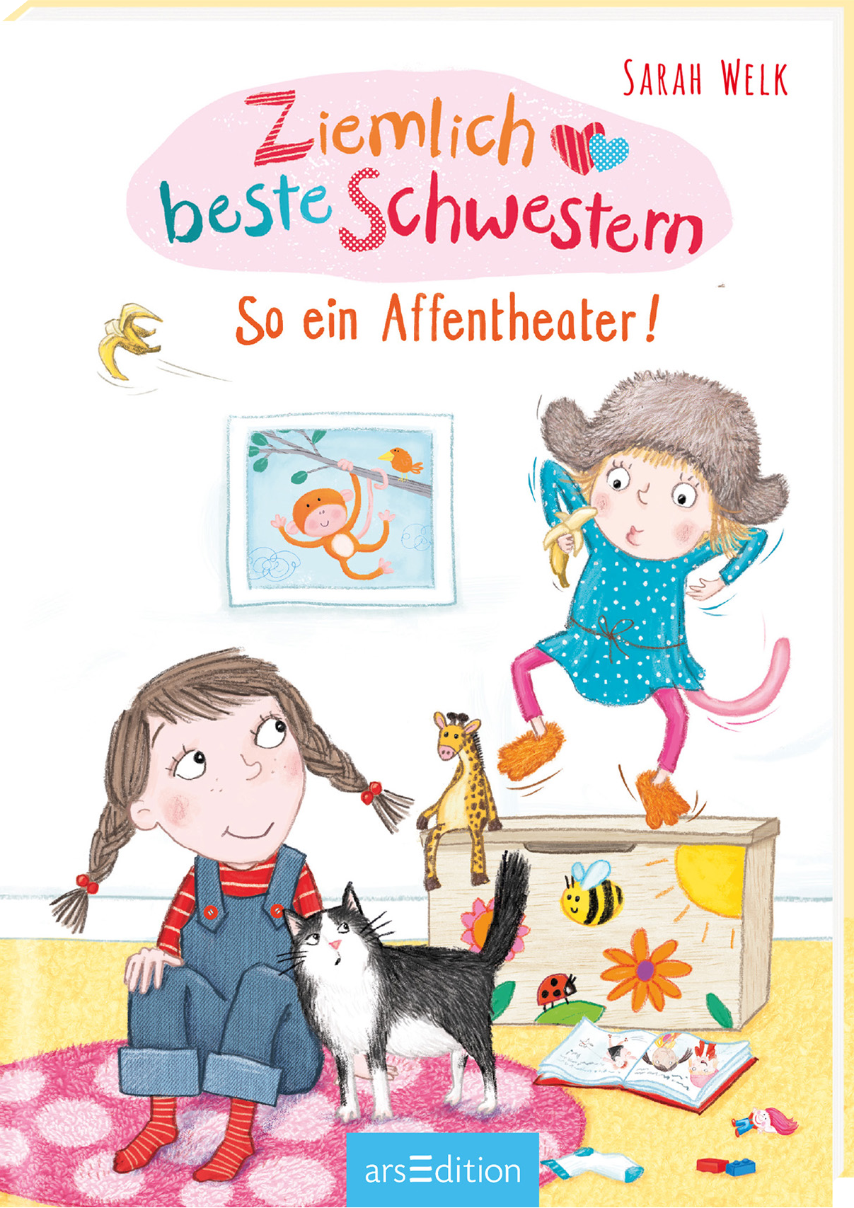 Das Buchcover zeigt zwei Kinder, die fröhlich miteinander spielen. Ein Mädchen mit Zöpfen trägt einen roten Pullover und spielt mit einer schwarzen Katze, während ein anderes Kind in blauer Kleidung auf einem Kasten steht und einen Affen nachmacht. Im Hintergrund ist ein bunten Bild mit einem Orang-Utan zu sehen. Der Titel „Ziemlich beste Schwestern“ ist in verspielter, roter Schrift platziert, darunter steht „So ein Affentheater!“ in bunten Buchstaben. Ganz unten mittig steht der...