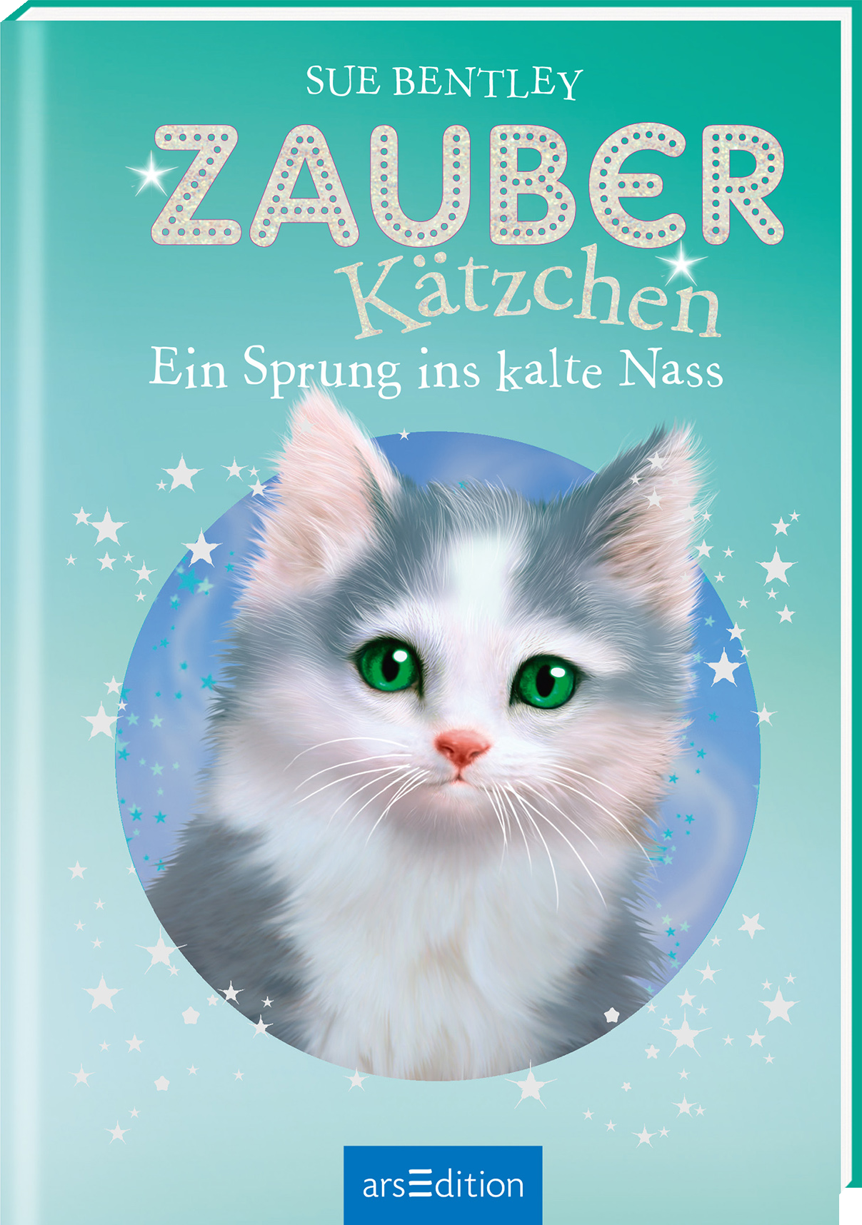 Das Buchcover zeigt ein süßes, grauweißes Kätzchen mit großen, grünen Augen, das im Mittelpunkt steht. Der Hintergrund ist in einem sanften Türkis gehalten und mit zauberhaften, glitzernden Sternen verziert. Oberhalb des Kätzchens prangt der Titel „ZAUBER Kätzchen“ in verspielter, heller Schrift. Unter dem Titel steht der Untertitel „Ein Sprung ins kalte Nass“ in geschwungener Schrift. Ein SPIEGEL-Bestseller-Button ist ebenfalls auf dem Cover sichtbar. Ganz unten mittig steht...